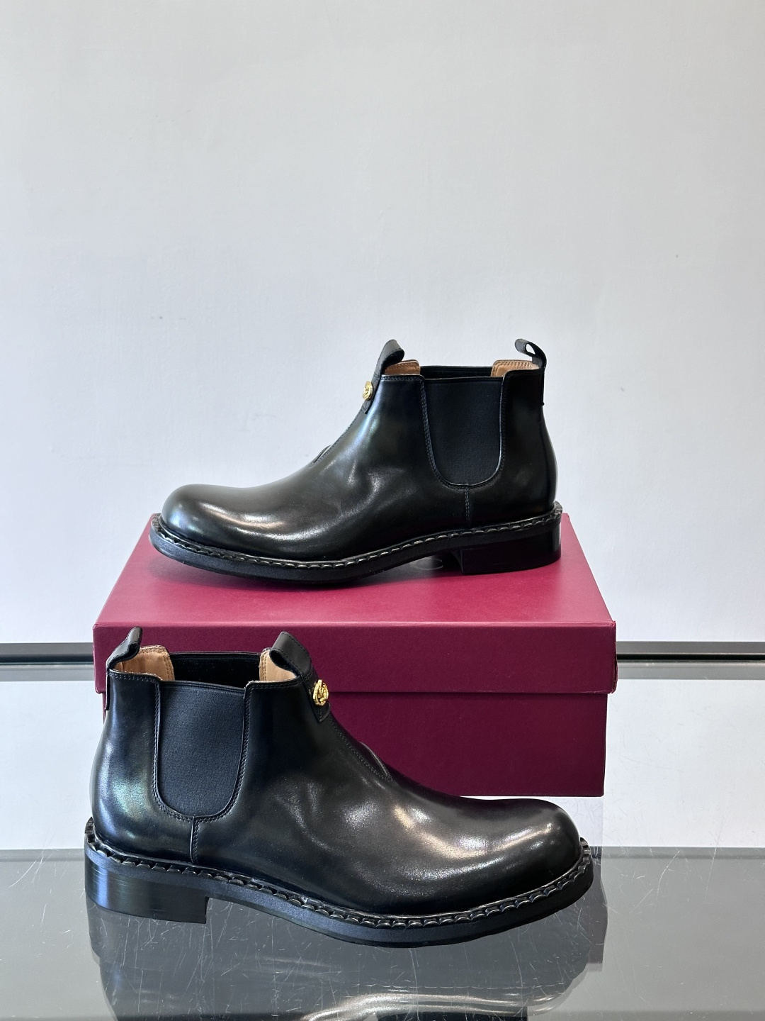 Gucci男士切尔西靴，英伦经典设计，光面皮革+橡胶牛皮鞋底，简约利落，松紧带方便穿脱。鞋型修长，日常通