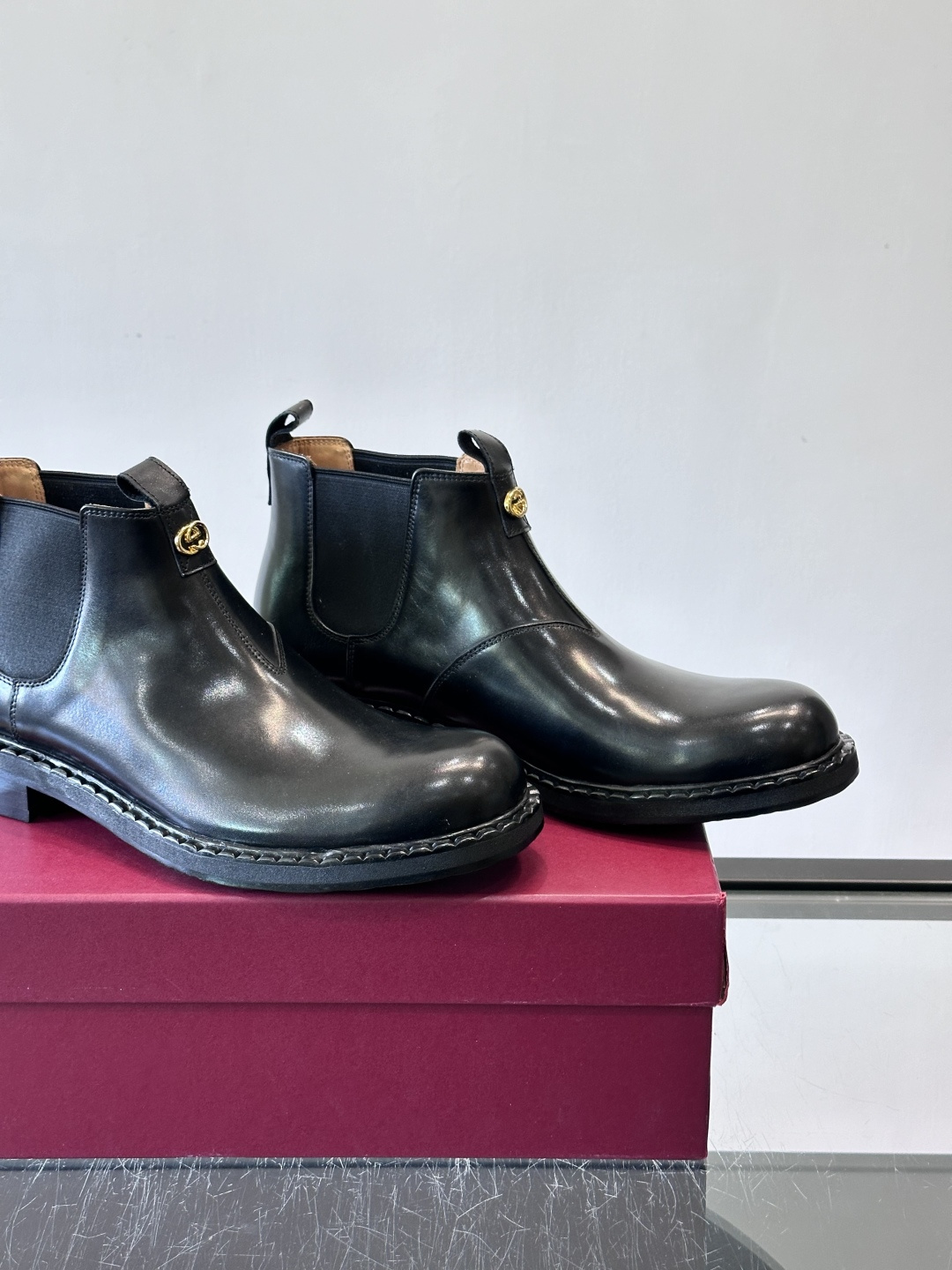 Gucci男士切尔西靴，英伦经典设计，光面皮革+橡胶牛皮鞋底，简约利落，松紧带方便穿脱。鞋型修长，日常通