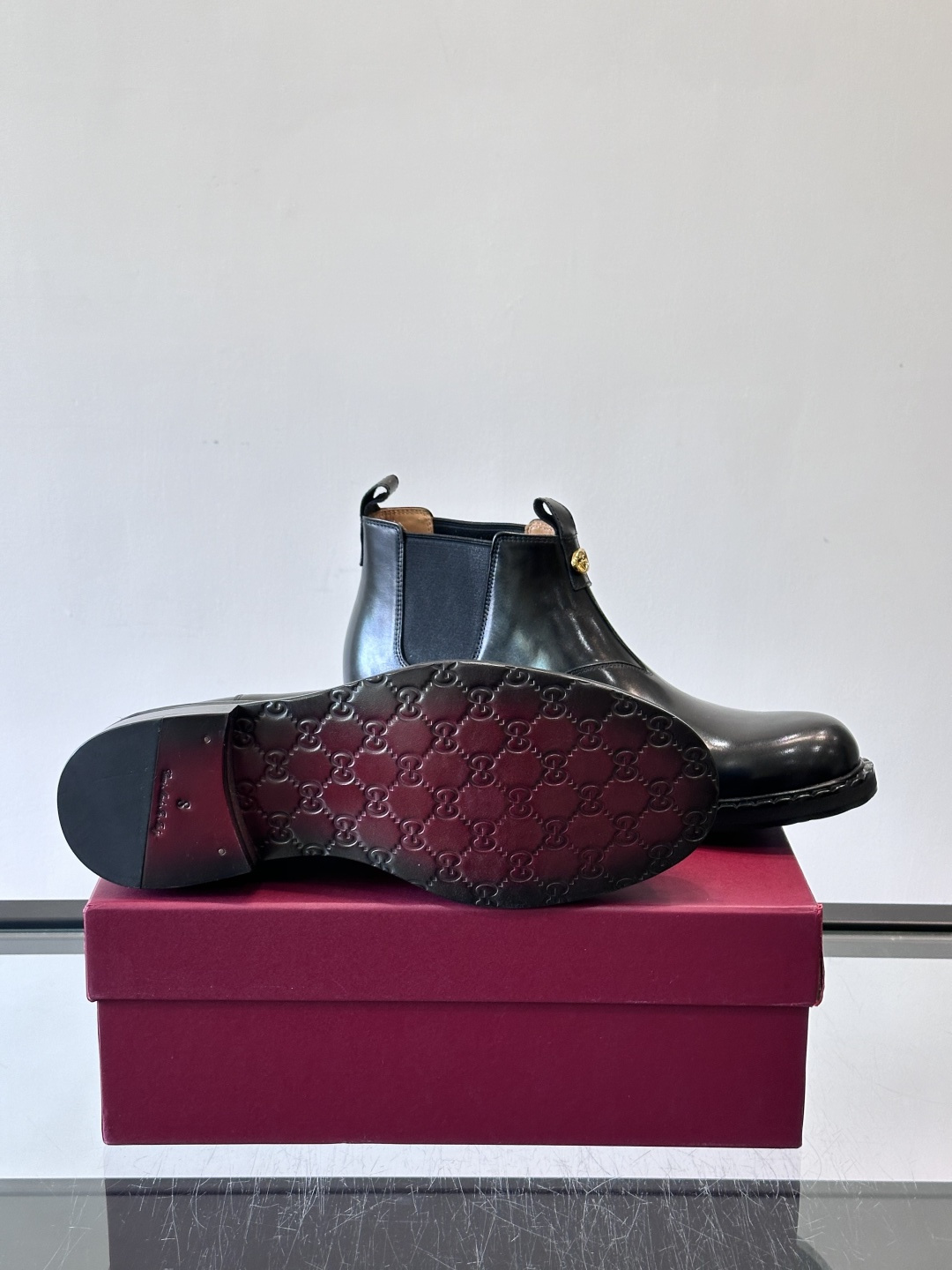 Gucci男士切尔西靴，英伦经典设计，光面皮革+橡胶牛皮鞋底，简约利落，松紧带方便穿脱。鞋型修长，日常通