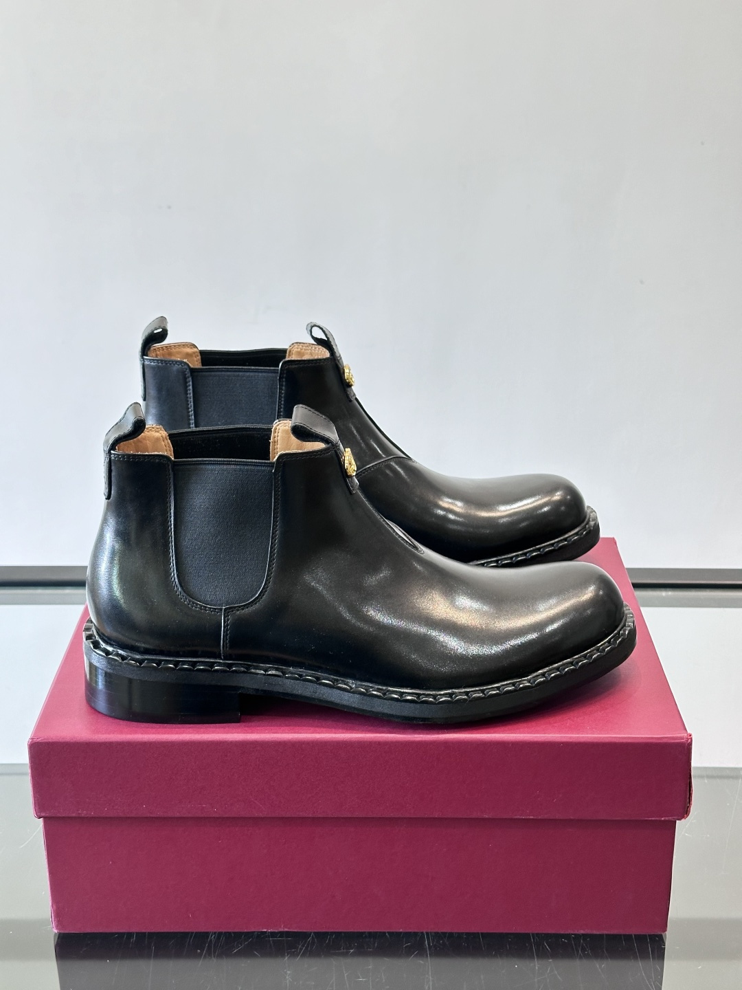 Gucci男士切尔西靴，英伦经典设计，光面皮革+橡胶牛皮鞋底，简约利落，松紧带方便穿脱。鞋型修长，日常通