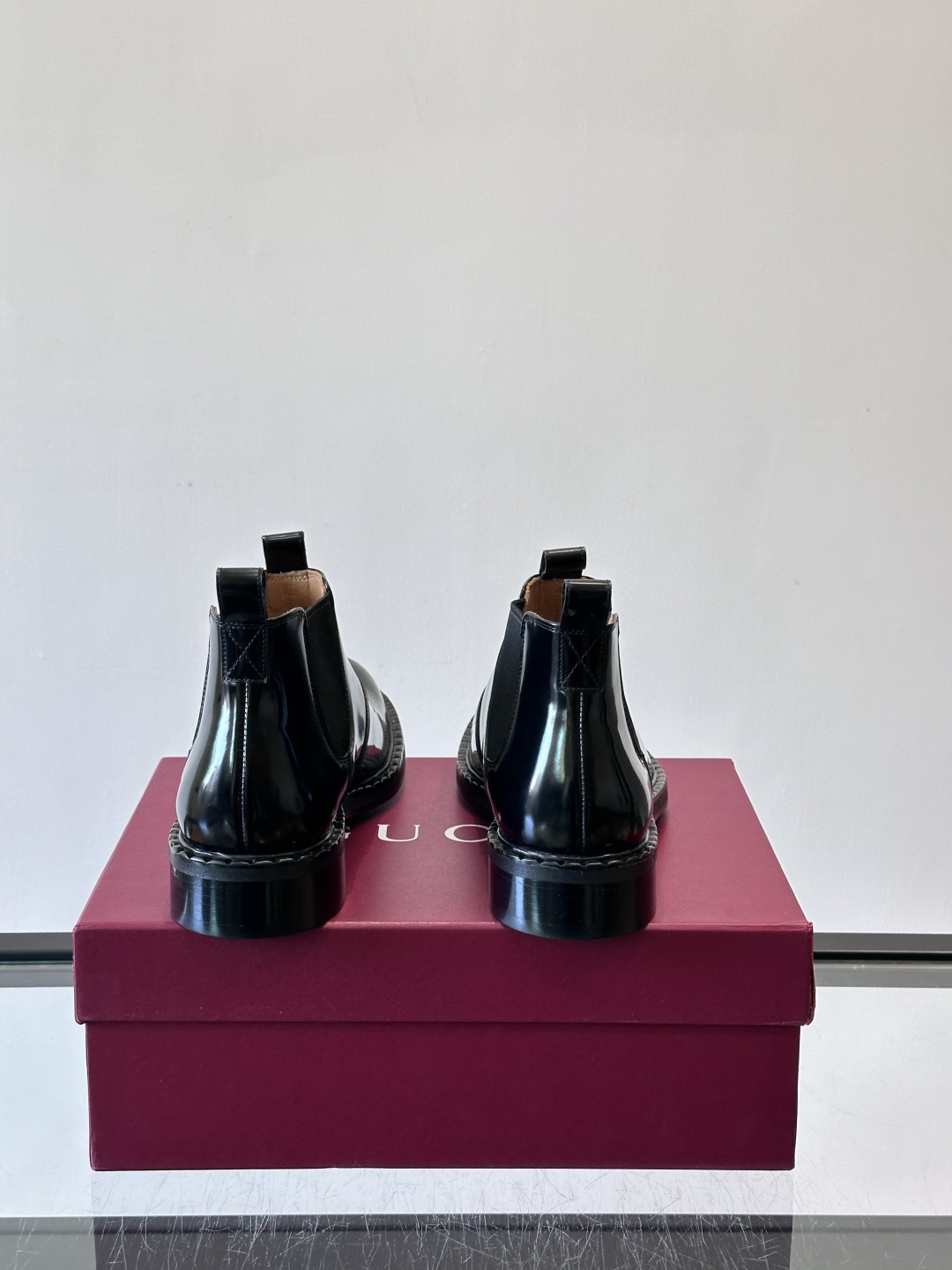 Gucci男士切尔西靴，英伦经典设计，光面皮革+橡胶牛皮鞋底，简约利落，松紧带方便穿脱。鞋型修长，日常通