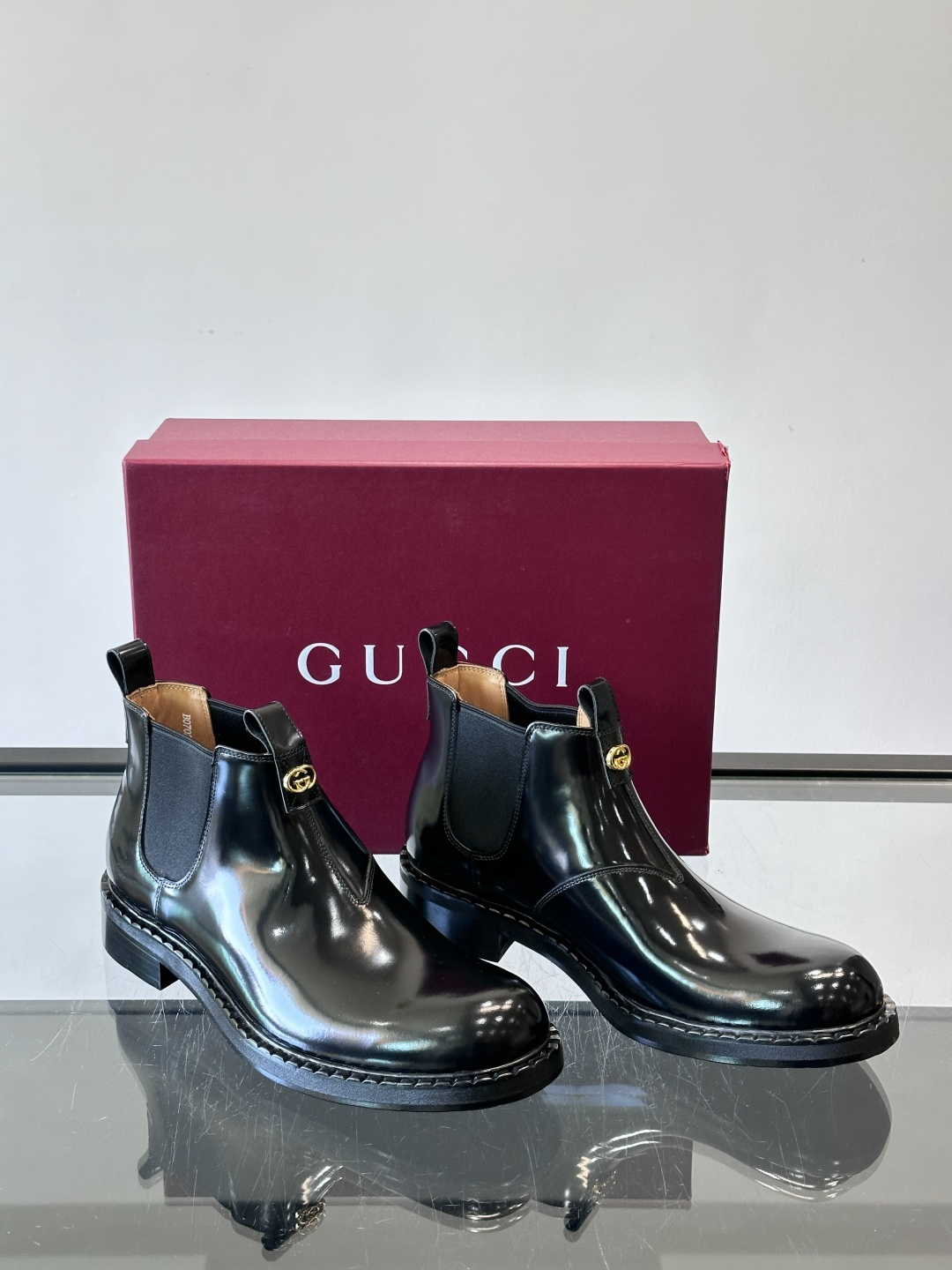 Gucci男士切尔西靴，英伦经典设计，光面皮革+橡胶牛皮鞋底，简约利落，松紧带方便穿脱。鞋型修长，日常通