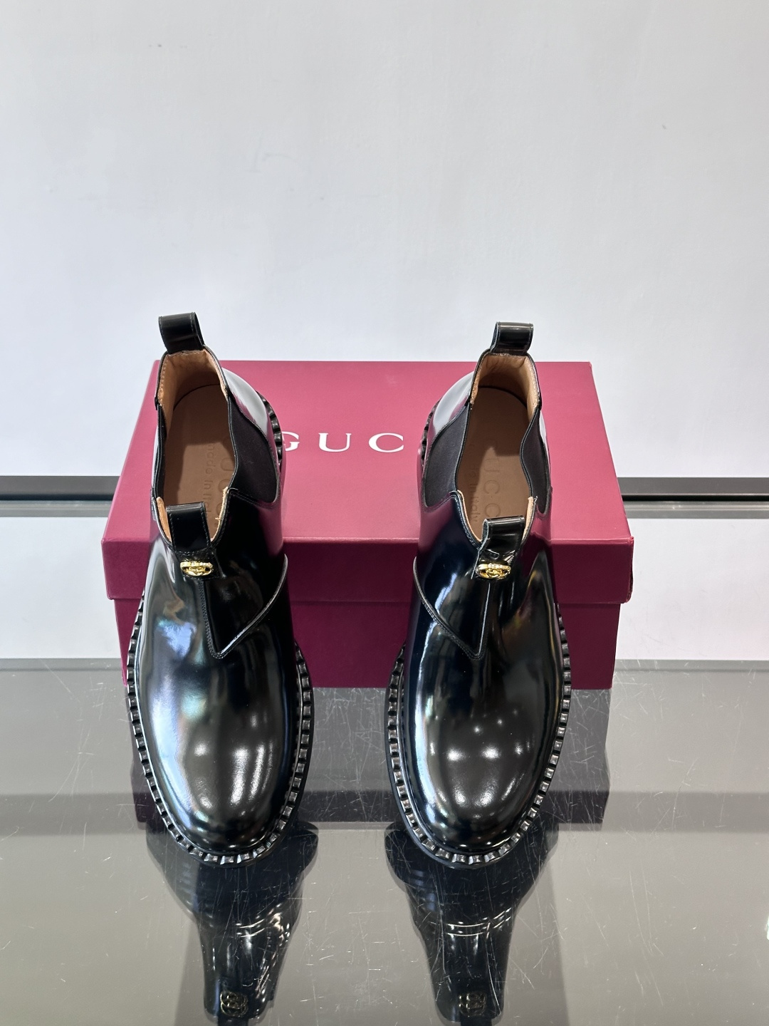 Gucci男士切尔西靴，英伦经典设计，光面皮革+橡胶牛皮鞋底，简约利落，松紧带方便穿脱。鞋型修长，日常通