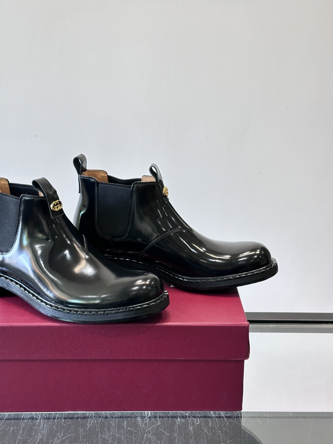 Gucci男士切尔西靴，英伦经典设计，光面皮革+橡胶牛皮鞋底，简约利落，松紧带方便穿脱。鞋型修长，日常通