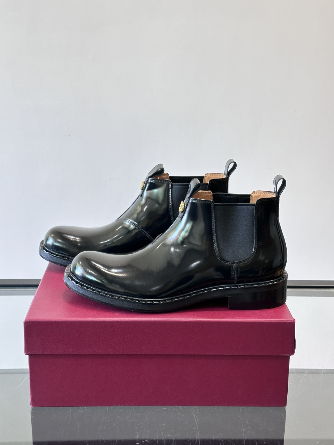 Gucci男士切尔西靴，英伦经典设计，光面皮革+橡胶牛皮鞋底，简约利落，松紧带方便穿脱。鞋型修长，日常通