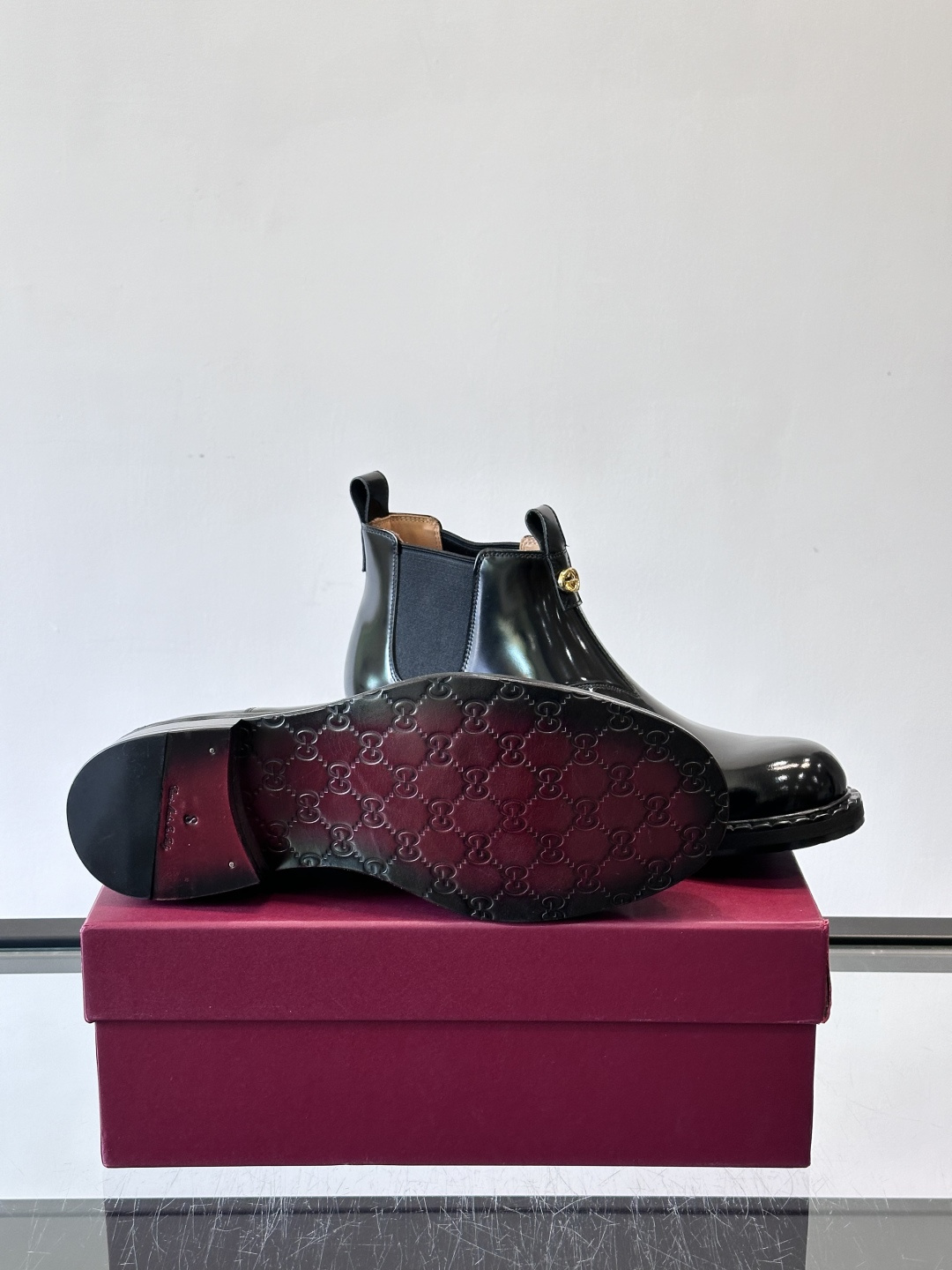 Gucci男士切尔西靴，英伦经典设计，光面皮革+橡胶牛皮鞋底，简约利落，松紧带方便穿脱。鞋型修长，日常通