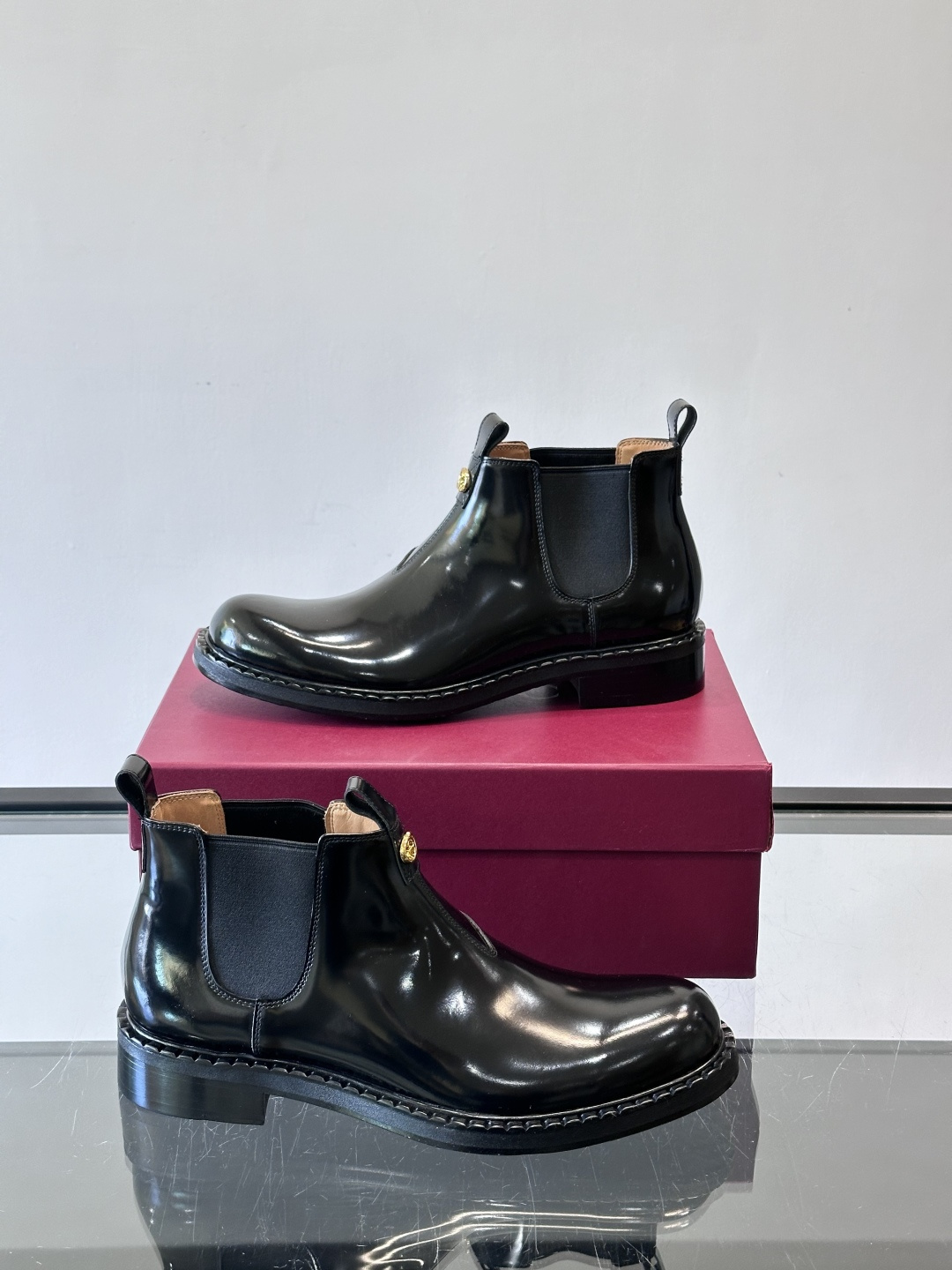 Gucci男士切尔西靴，英伦经典设计，光面皮革+橡胶牛皮鞋底，简约利落，松紧带方便穿脱。鞋型修长，日常通