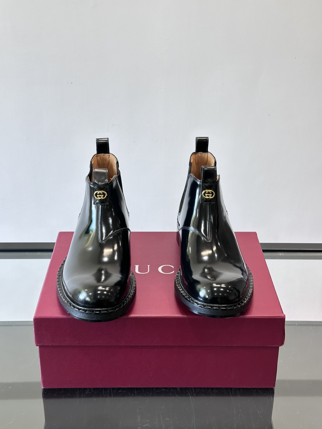 Gucci男士切尔西靴，英伦经典设计，光面皮革+橡胶牛皮鞋底，简约利落，松紧带方便穿脱。鞋型修长，日常通