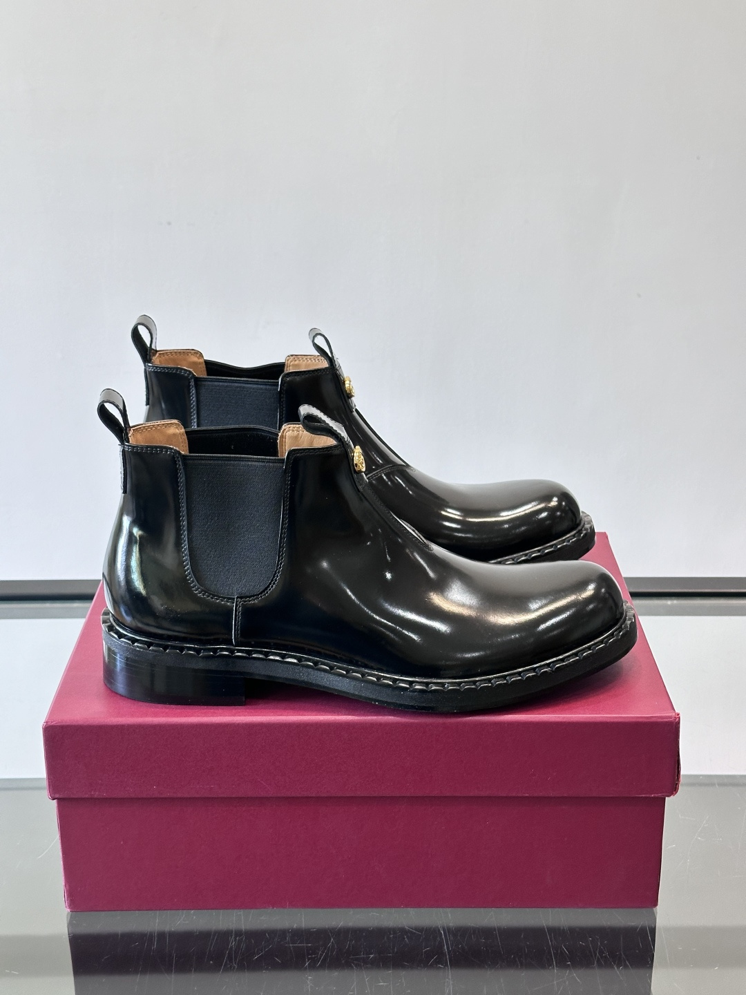 Gucci男士切尔西靴，英伦经典设计，光面皮革+橡胶牛皮鞋底，简约利落，松紧带方便穿脱。鞋型修长，日常通