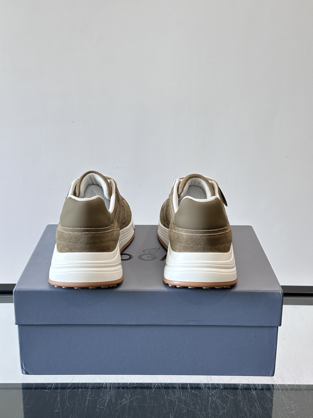 👟HOGAN HyPerlight系列男士运动鞋，主打轻盈舒适，鞋面采用麂皮➕牛皮拼接，简约低调又有质感