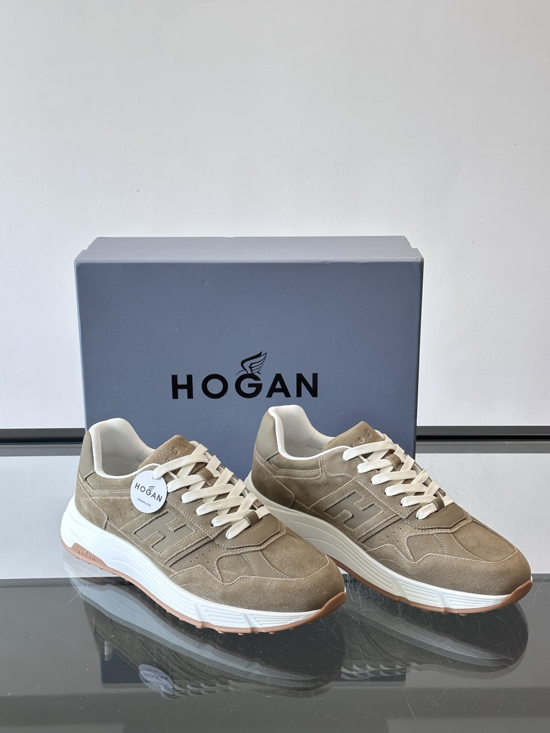 👟HOGAN HyPerlight系列男士运动鞋，主打轻盈舒适，鞋面采用麂皮➕牛皮拼接，简约低调又有质感