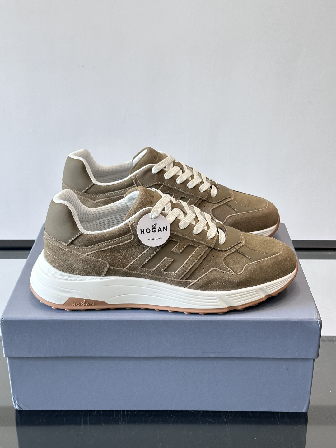 👟HOGAN HyPerlight系列男士运动鞋，主打轻盈舒适，鞋面采用麂皮➕牛皮拼接，简约低调又有质感