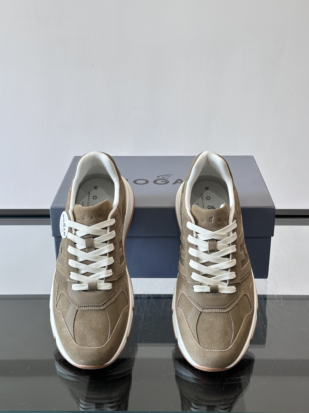 👟HOGAN HyPerlight系列男士运动鞋，主打轻盈舒适，鞋面采用麂皮➕牛皮拼接，简约低调又有质感