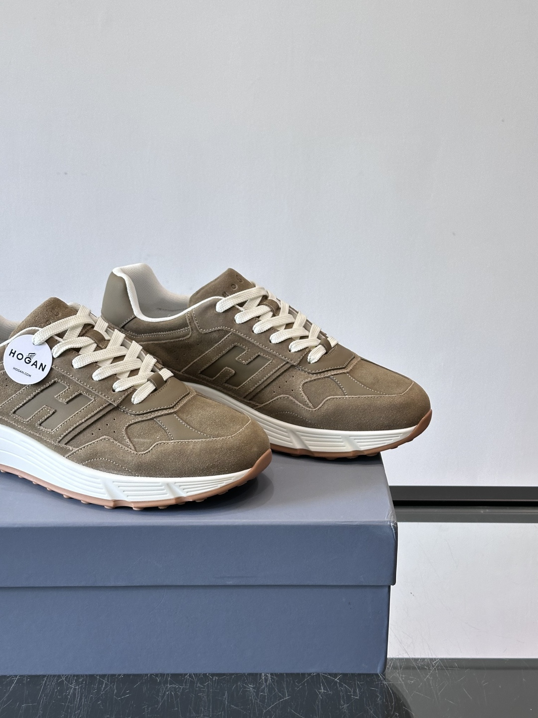 👟HOGAN HyPerlight系列男士运动鞋，主打轻盈舒适，鞋面采用麂皮➕牛皮拼接，简约低调又有质感