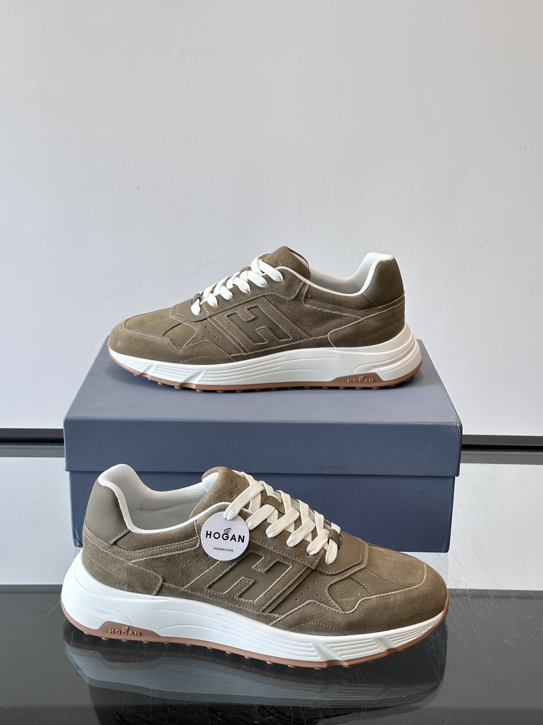 👟HOGAN HyPerlight系列男士运动鞋，主打轻盈舒适，鞋面采用麂皮➕牛皮拼接，简约低调又有质感