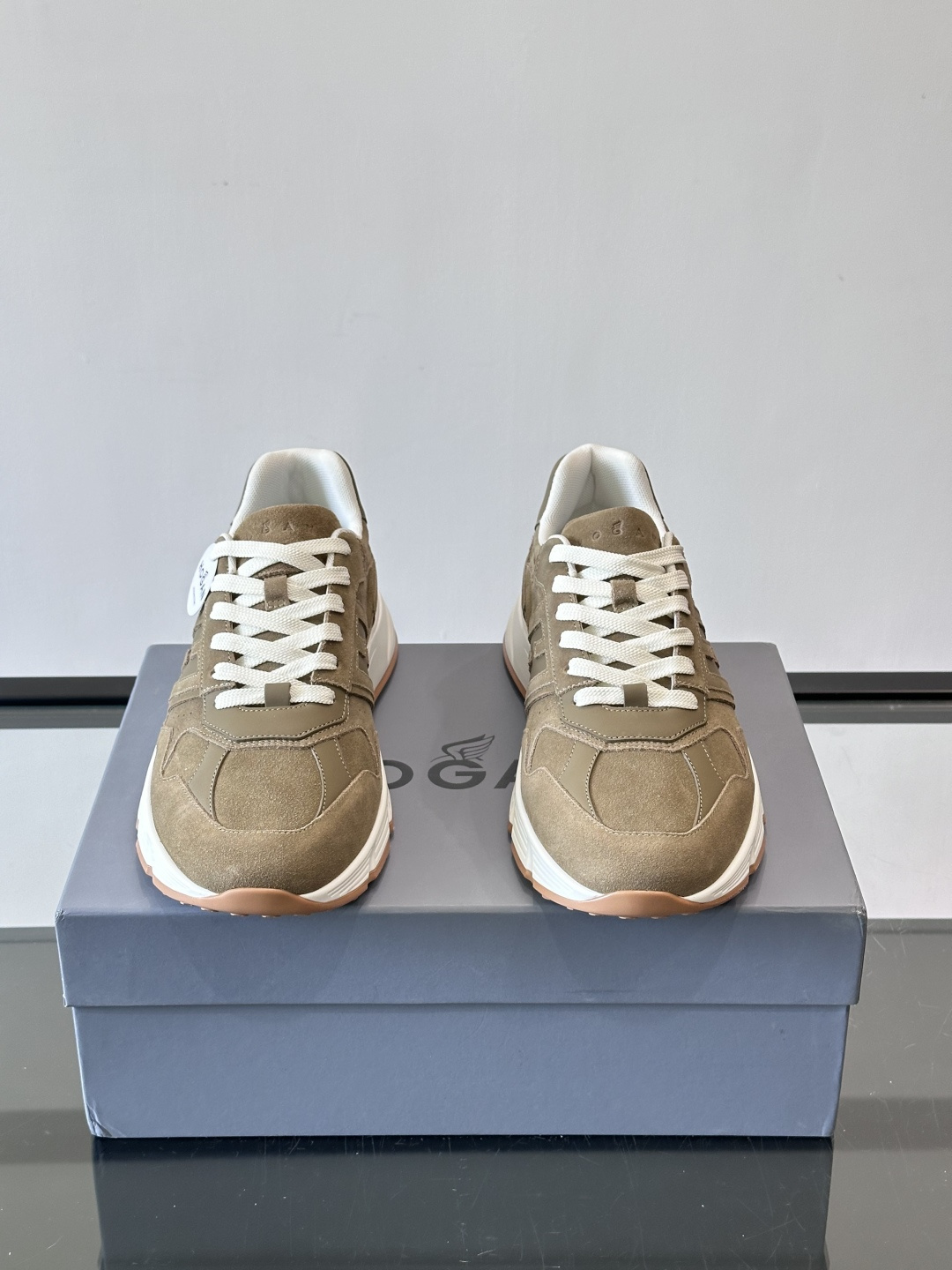 👟HOGAN HyPerlight系列男士运动鞋，主打轻盈舒适，鞋面采用麂皮➕牛皮拼接，简约低调又有质感