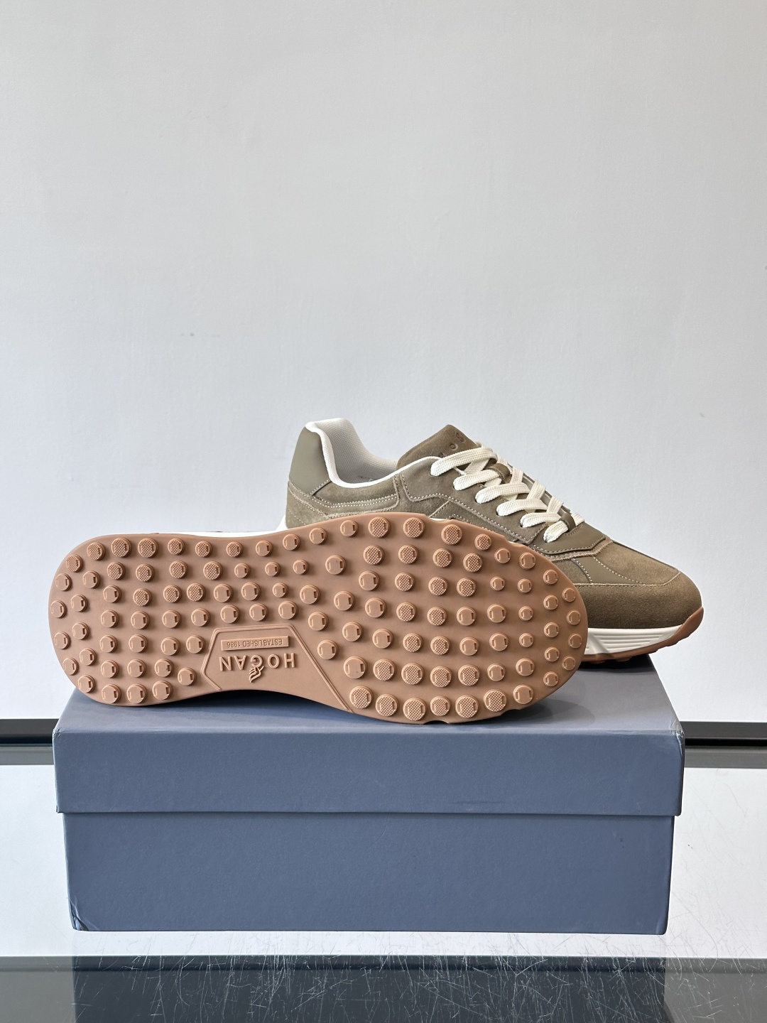👟HOGAN HyPerlight系列男士运动鞋，主打轻盈舒适，鞋面采用麂皮➕牛皮拼接，简约低调又有质感