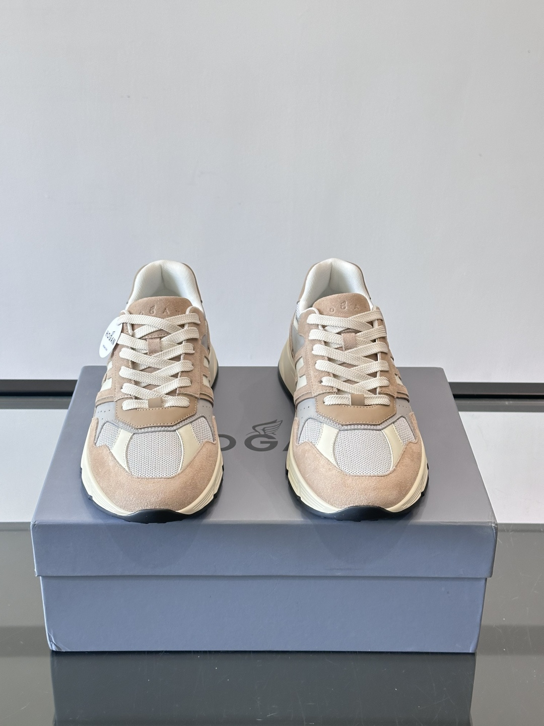 👟HOGAN HyPerlight系列男士运动鞋，主打轻盈舒适，鞋面采用麂皮➕牛皮拼接，简约低调又有质感