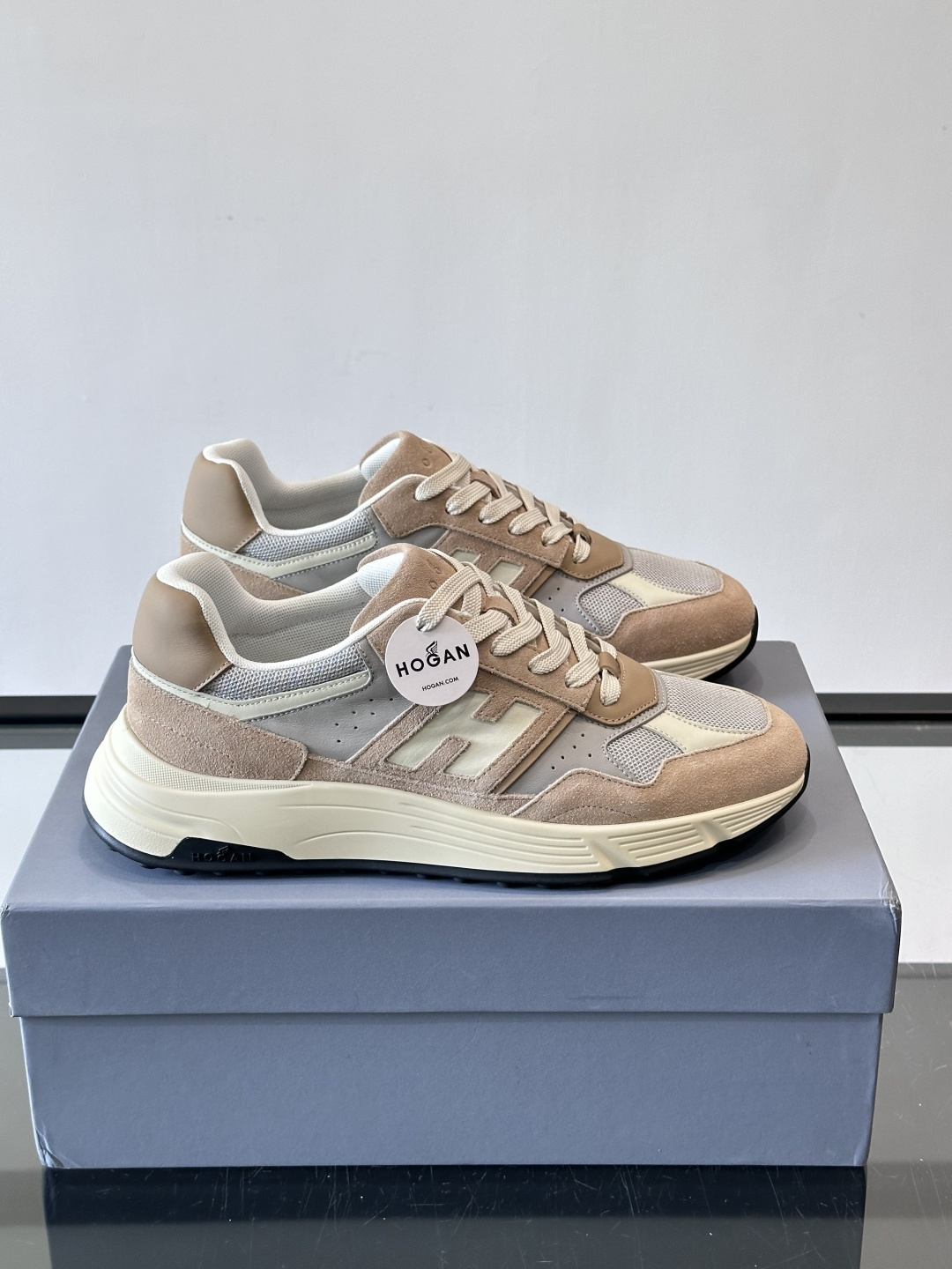 👟HOGAN HyPerlight系列男士运动鞋，主打轻盈舒适，鞋面采用麂皮➕牛皮拼接，简约低调又有质感