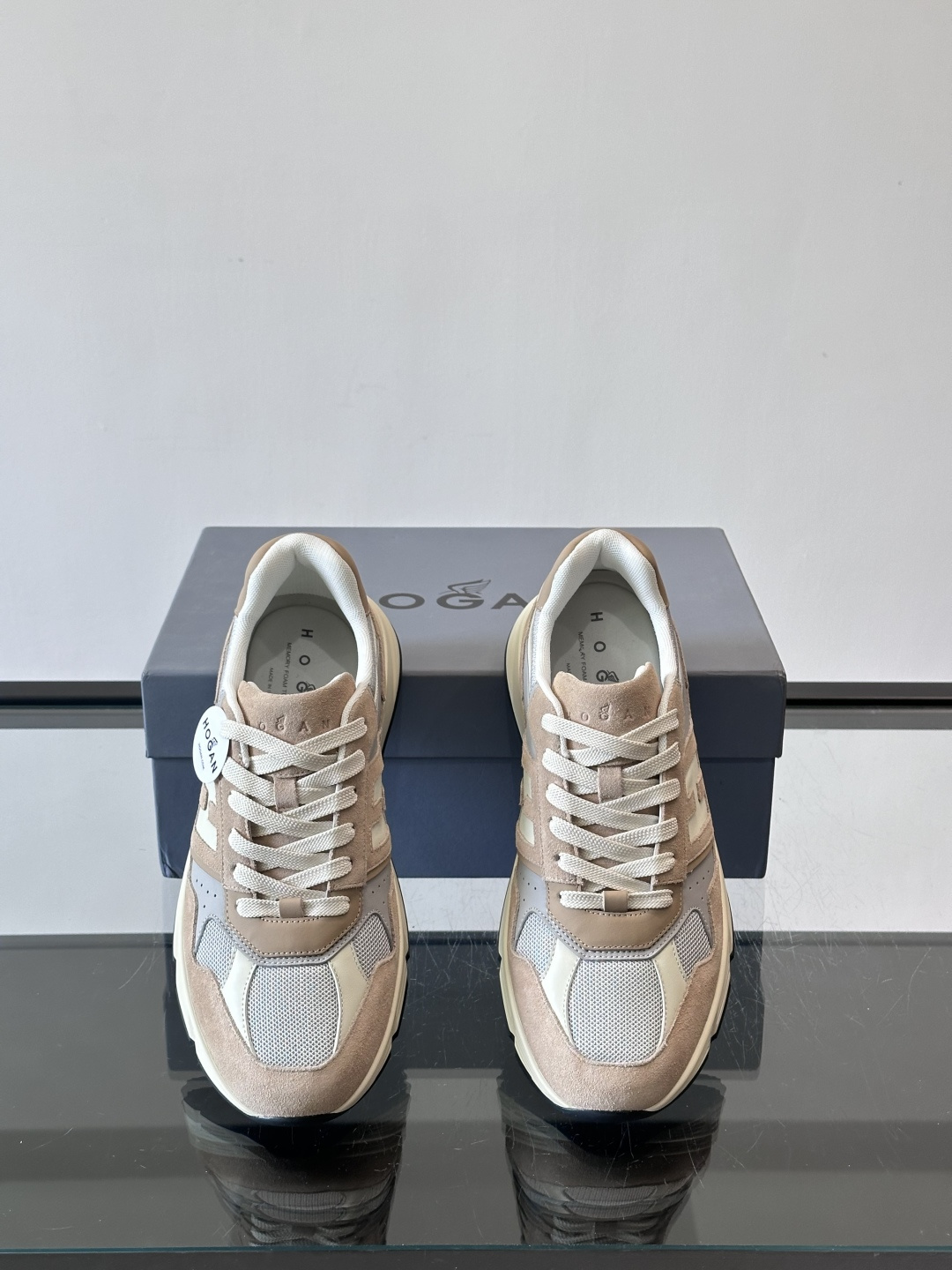 👟HOGAN HyPerlight系列男士运动鞋，主打轻盈舒适，鞋面采用麂皮➕牛皮拼接，简约低调又有质感