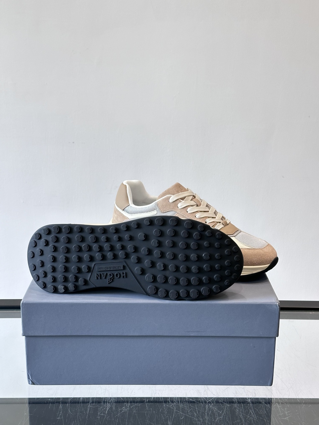 👟HOGAN HyPerlight系列男士运动鞋，主打轻盈舒适，鞋面采用麂皮➕牛皮拼接，简约低调又有质感