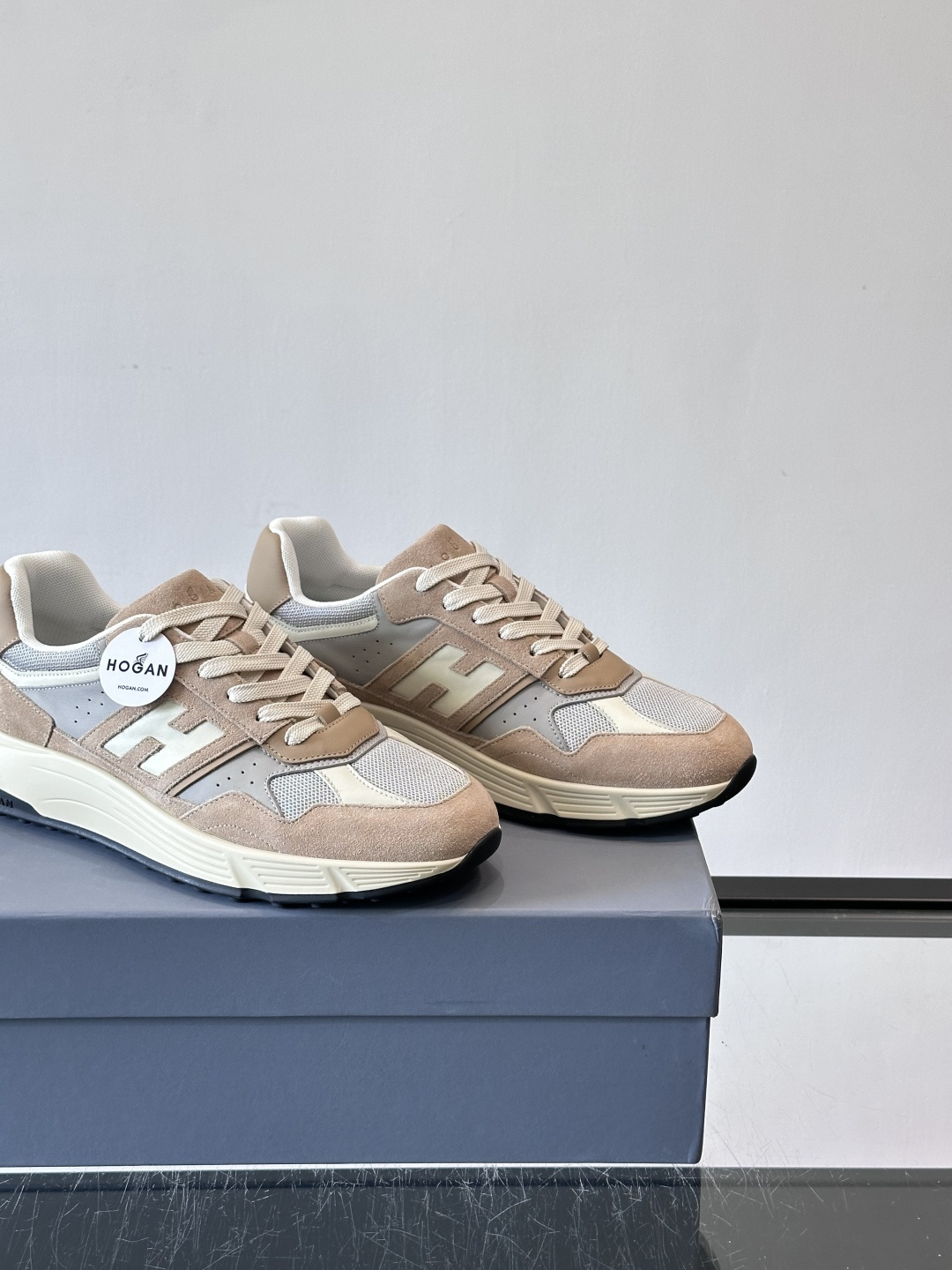 👟HOGAN HyPerlight系列男士运动鞋，主打轻盈舒适，鞋面采用麂皮➕牛皮拼接，简约低调又有质感