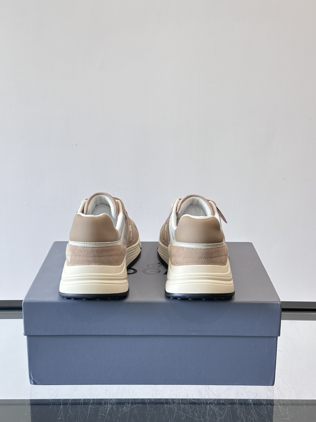 👟HOGAN HyPerlight系列男士运动鞋，主打轻盈舒适，鞋面采用麂皮➕牛皮拼接，简约低调又有质感