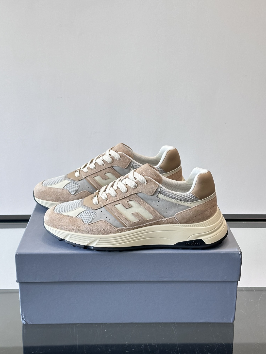 👟HOGAN HyPerlight系列男士运动鞋，主打轻盈舒适，鞋面采用麂皮➕牛皮拼接，简约低调又有质感