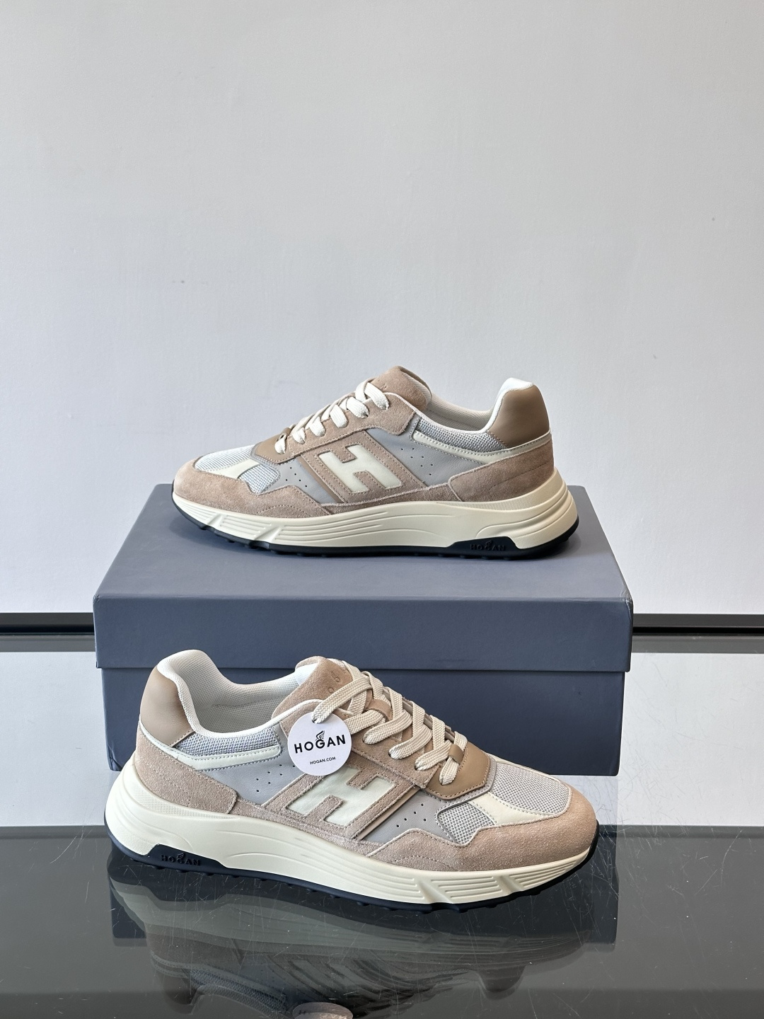 👟HOGAN HyPerlight系列男士运动鞋，主打轻盈舒适，鞋面采用麂皮➕牛皮拼接，简约低调又有质感