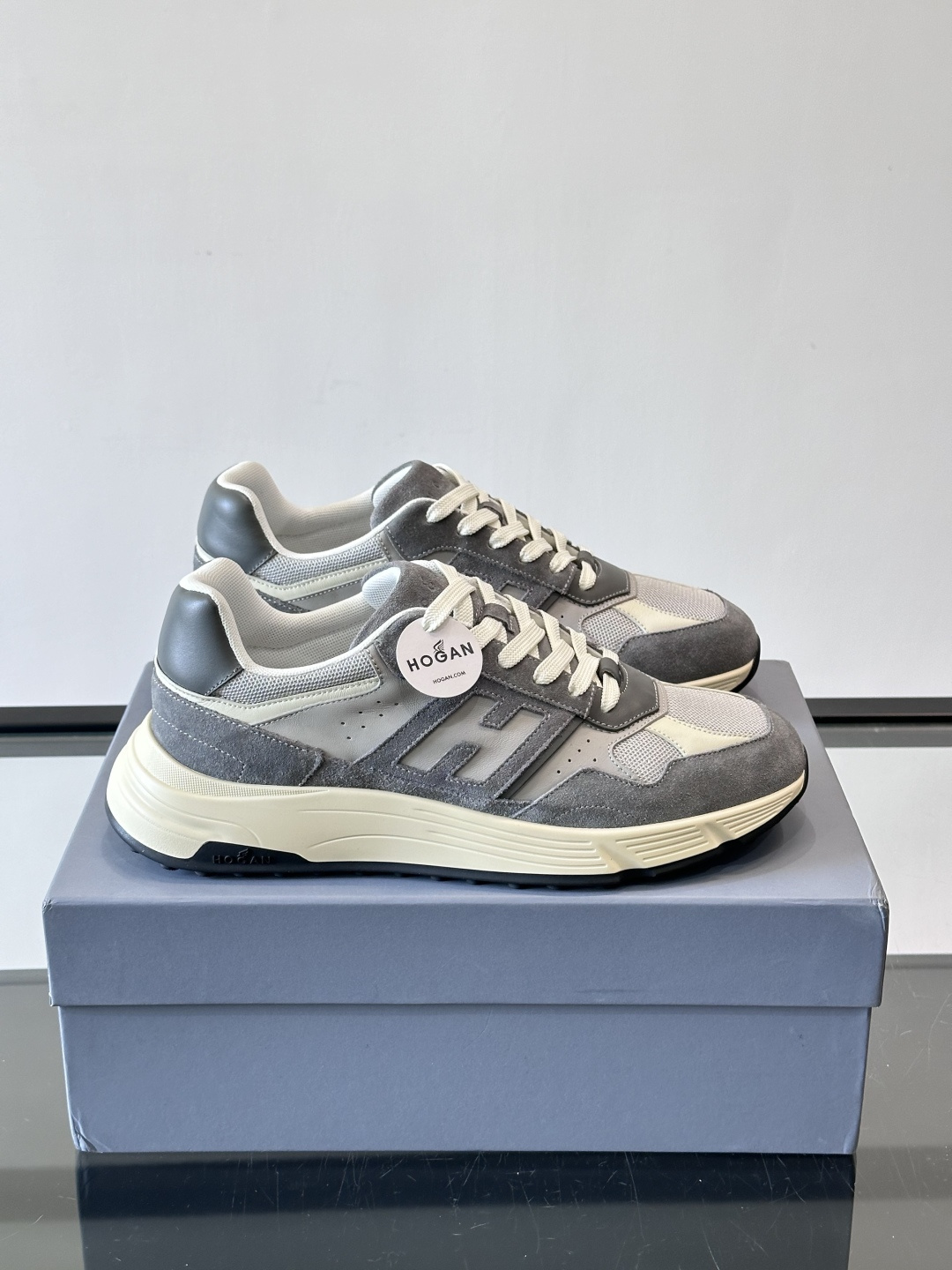 👟HOGAN HyPerlight系列男士运动鞋，主打轻盈舒适，鞋面采用麂皮➕牛皮拼接，简约低调又有质感