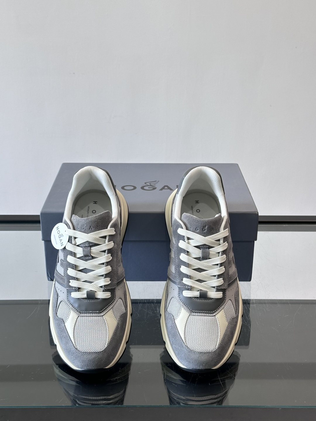 👟HOGAN HyPerlight系列男士运动鞋，主打轻盈舒适，鞋面采用麂皮➕牛皮拼接，简约低调又有质感