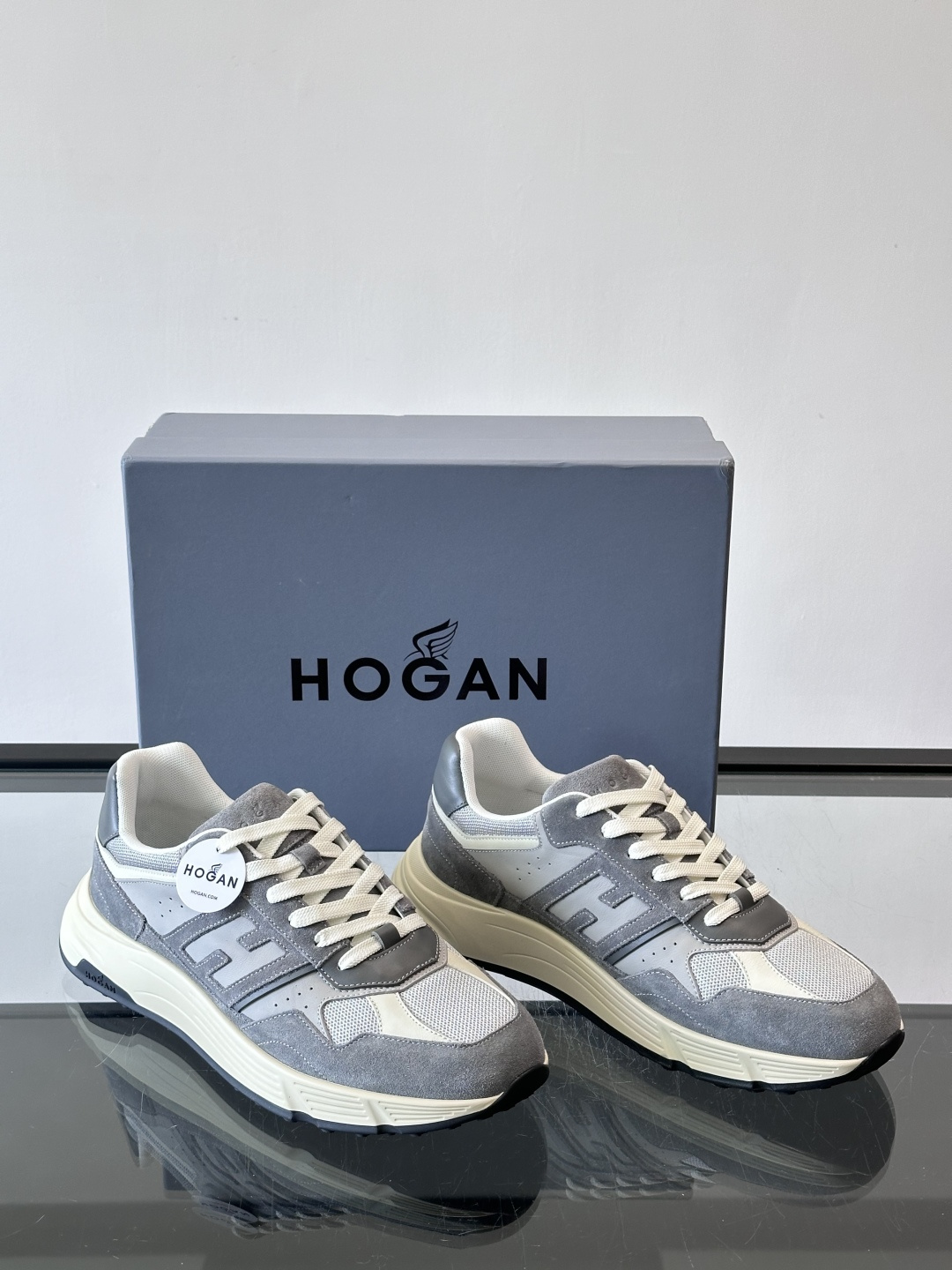 👟HOGAN HyPerlight系列男士运动鞋，主打轻盈舒适，鞋面采用麂皮➕牛皮拼接，简约低调又有质感