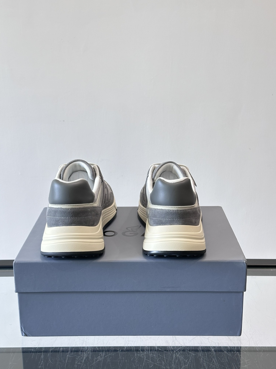 👟HOGAN HyPerlight系列男士运动鞋，主打轻盈舒适，鞋面采用麂皮➕牛皮拼接，简约低调又有质感