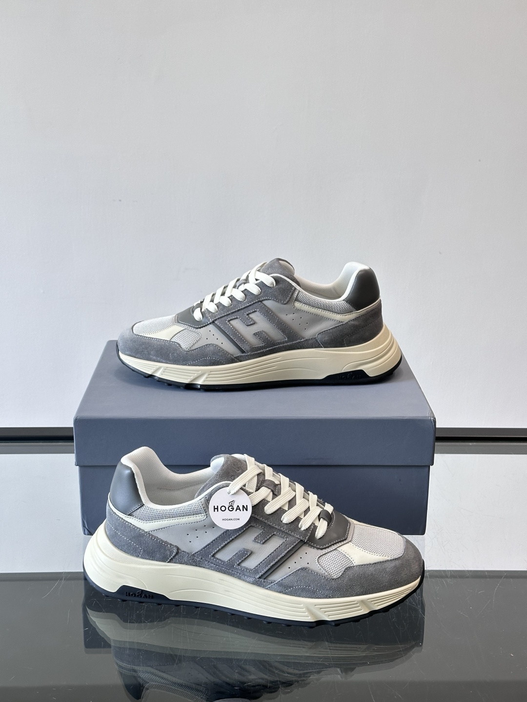 👟HOGAN HyPerlight系列男士运动鞋，主打轻盈舒适，鞋面采用麂皮➕牛皮拼接，简约低调又有质感