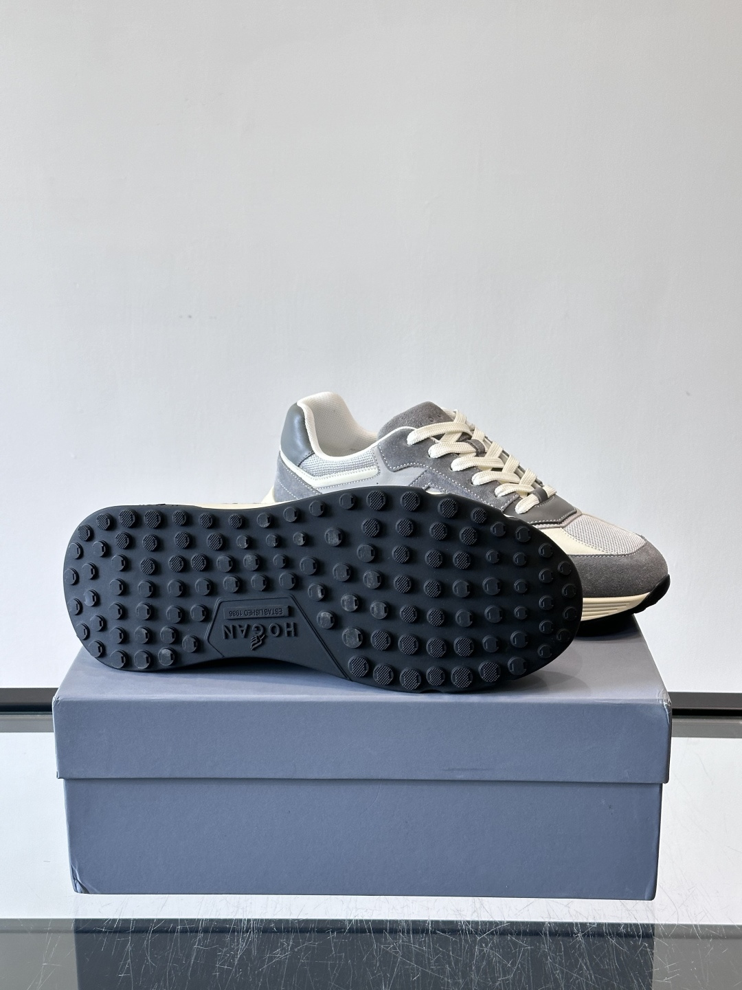 👟HOGAN HyPerlight系列男士运动鞋，主打轻盈舒适，鞋面采用麂皮➕牛皮拼接，简约低调又有质感