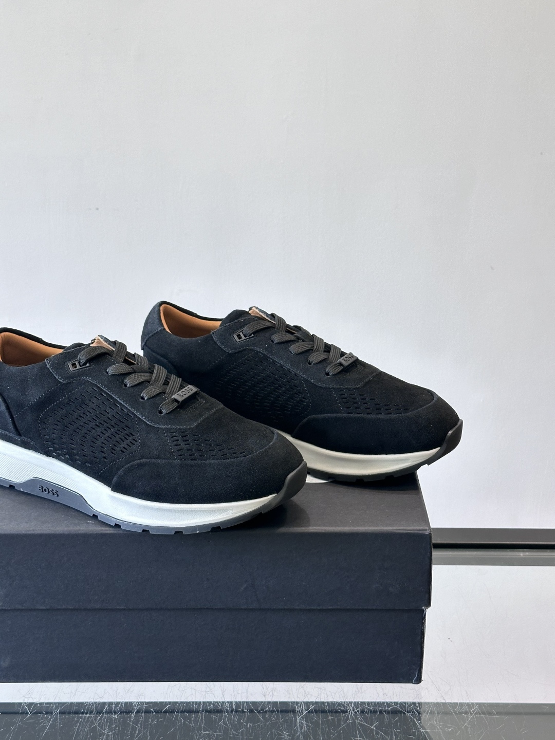 Boss这款绒面休闲鞋，采用优质绒面皮革，鞋面镂空设计，透气又有质感✨。橡胶鞋底，耐磨舒适，适合日常或商