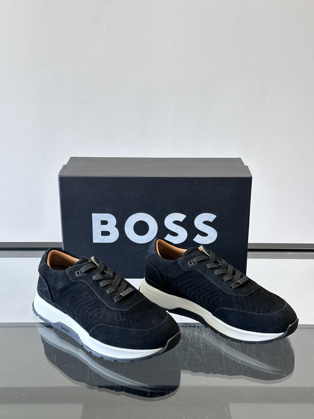 Boss这款绒面休闲鞋，采用优质绒面皮革，鞋面镂空设计，透气又有质感✨。橡胶鞋底，耐磨舒适，适合日常或商