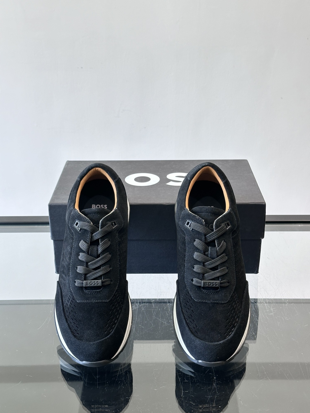 Boss这款绒面休闲鞋，采用优质绒面皮革，鞋面镂空设计，透气又有质感✨。橡胶鞋底，耐磨舒适，适合日常或商