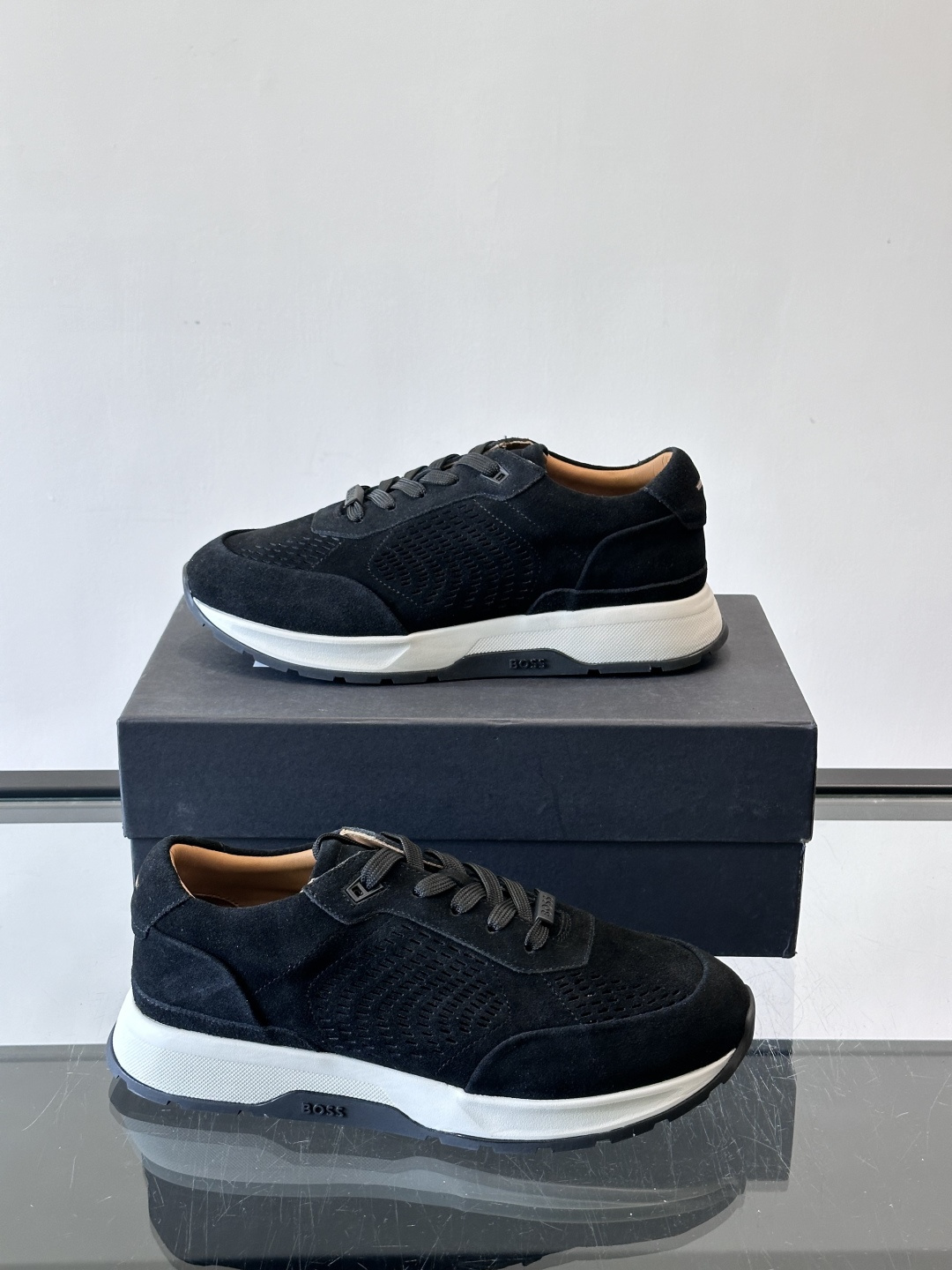 Boss这款绒面休闲鞋，采用优质绒面皮革，鞋面镂空设计，透气又有质感✨。橡胶鞋底，耐磨舒适，适合日常或商