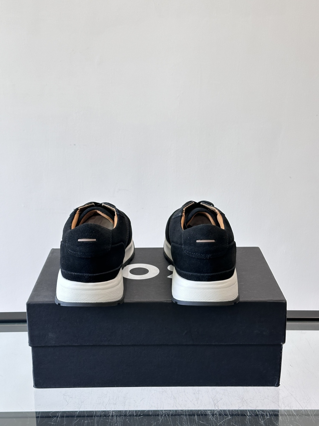 Boss这款绒面休闲鞋，采用优质绒面皮革，鞋面镂空设计，透气又有质感✨。橡胶鞋底，耐磨舒适，适合日常或商