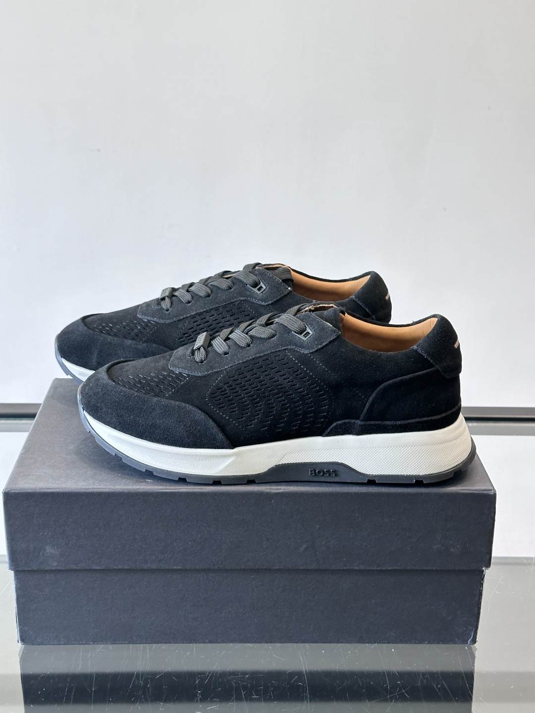 Boss这款绒面休闲鞋，采用优质绒面皮革，鞋面镂空设计，透气又有质感✨。橡胶鞋底，耐磨舒适，适合日常或商