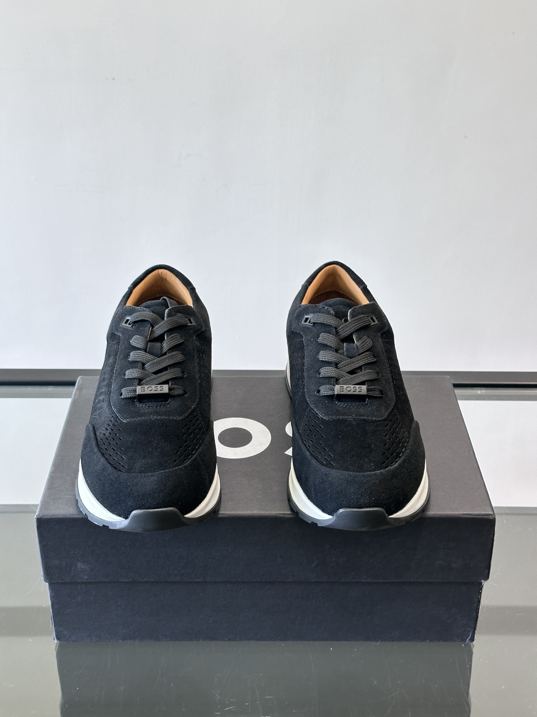 Boss这款绒面休闲鞋，采用优质绒面皮革，鞋面镂空设计，透气又有质感✨。橡胶鞋底，耐磨舒适，适合日常或商
