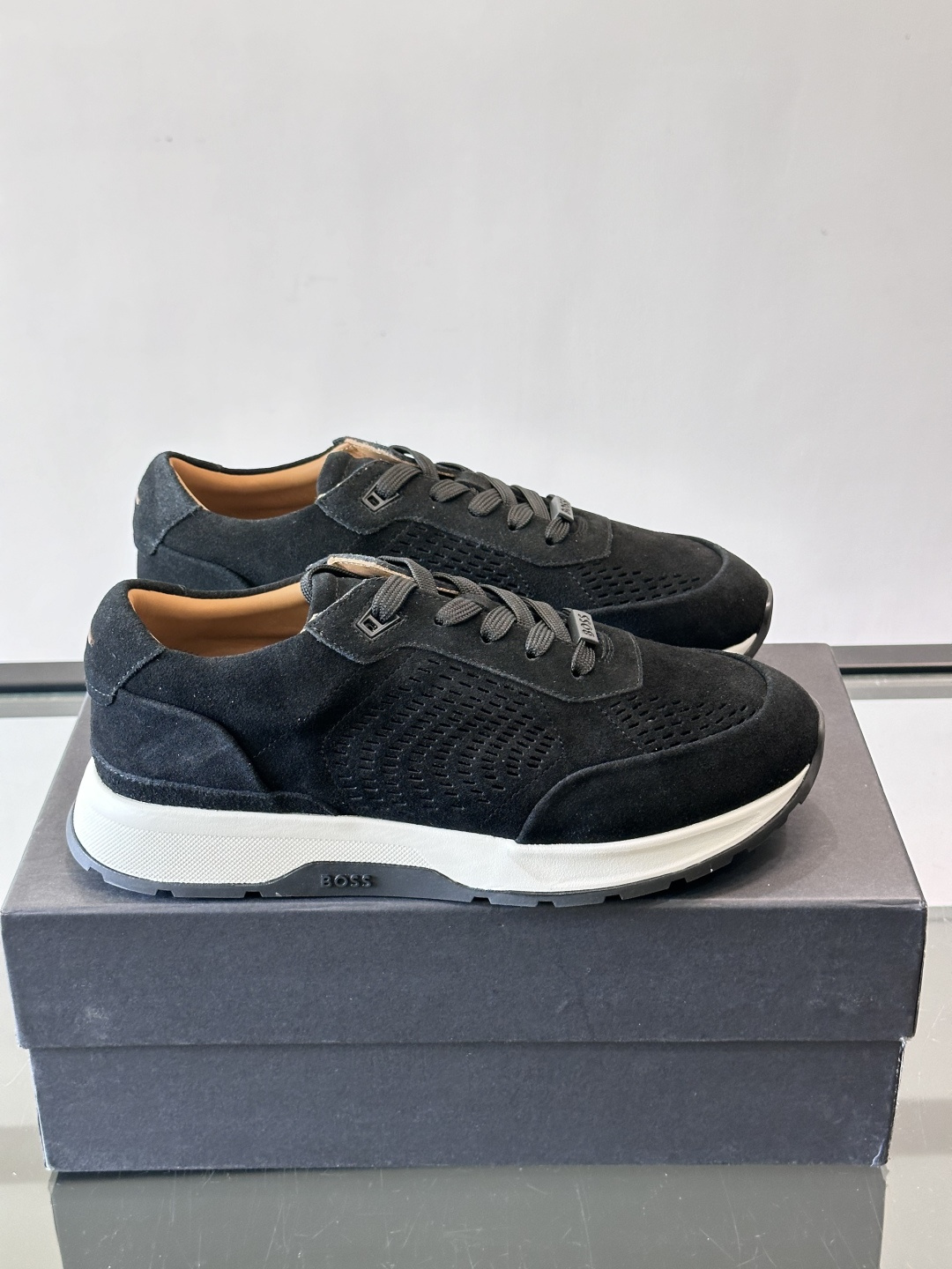 Boss这款绒面休闲鞋，采用优质绒面皮革，鞋面镂空设计，透气又有质感✨。橡胶鞋底，耐磨舒适，适合日常或商