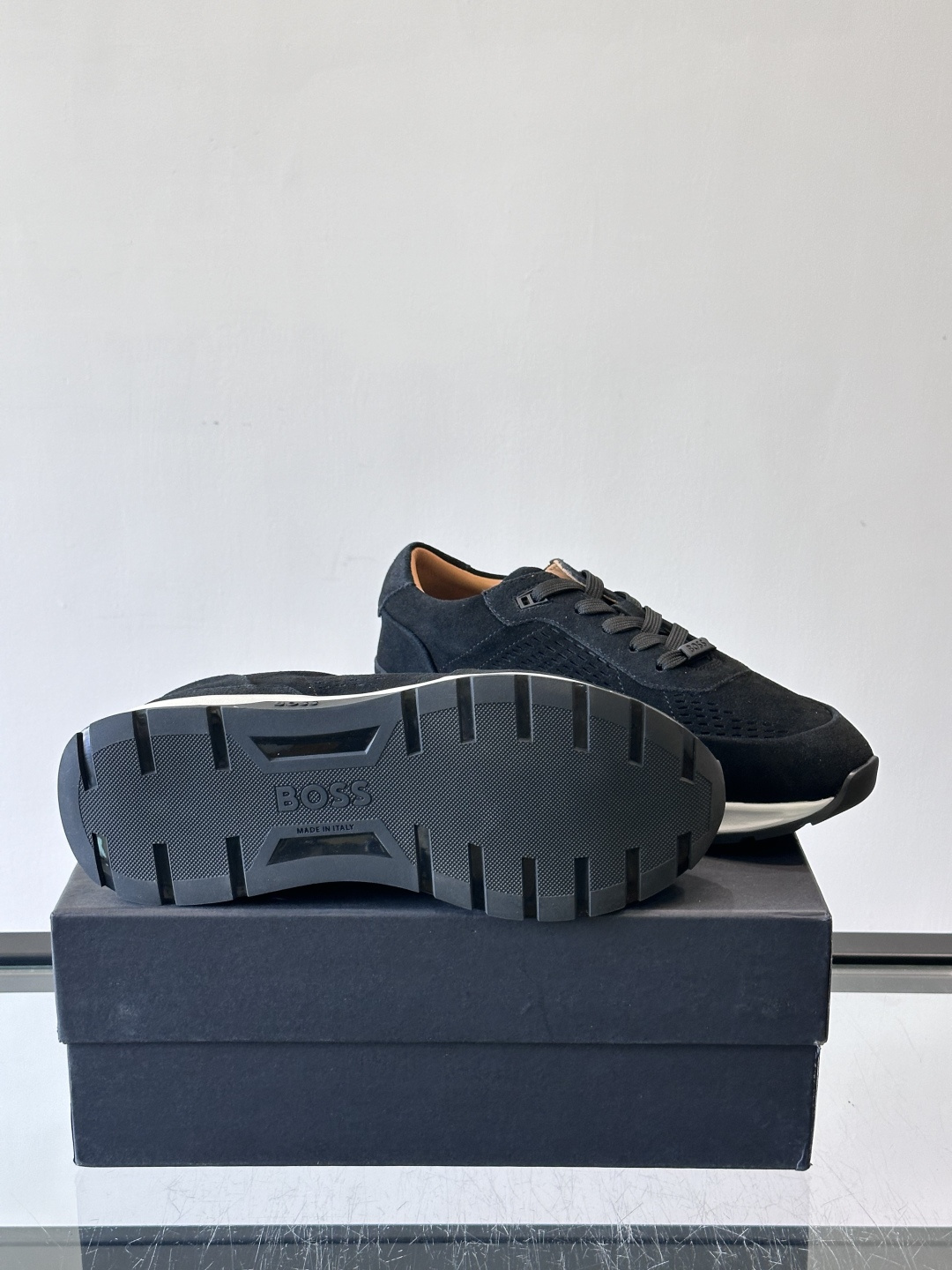 Boss这款绒面休闲鞋，采用优质绒面皮革，鞋面镂空设计，透气又有质感✨。橡胶鞋底，耐磨舒适，适合日常或商
