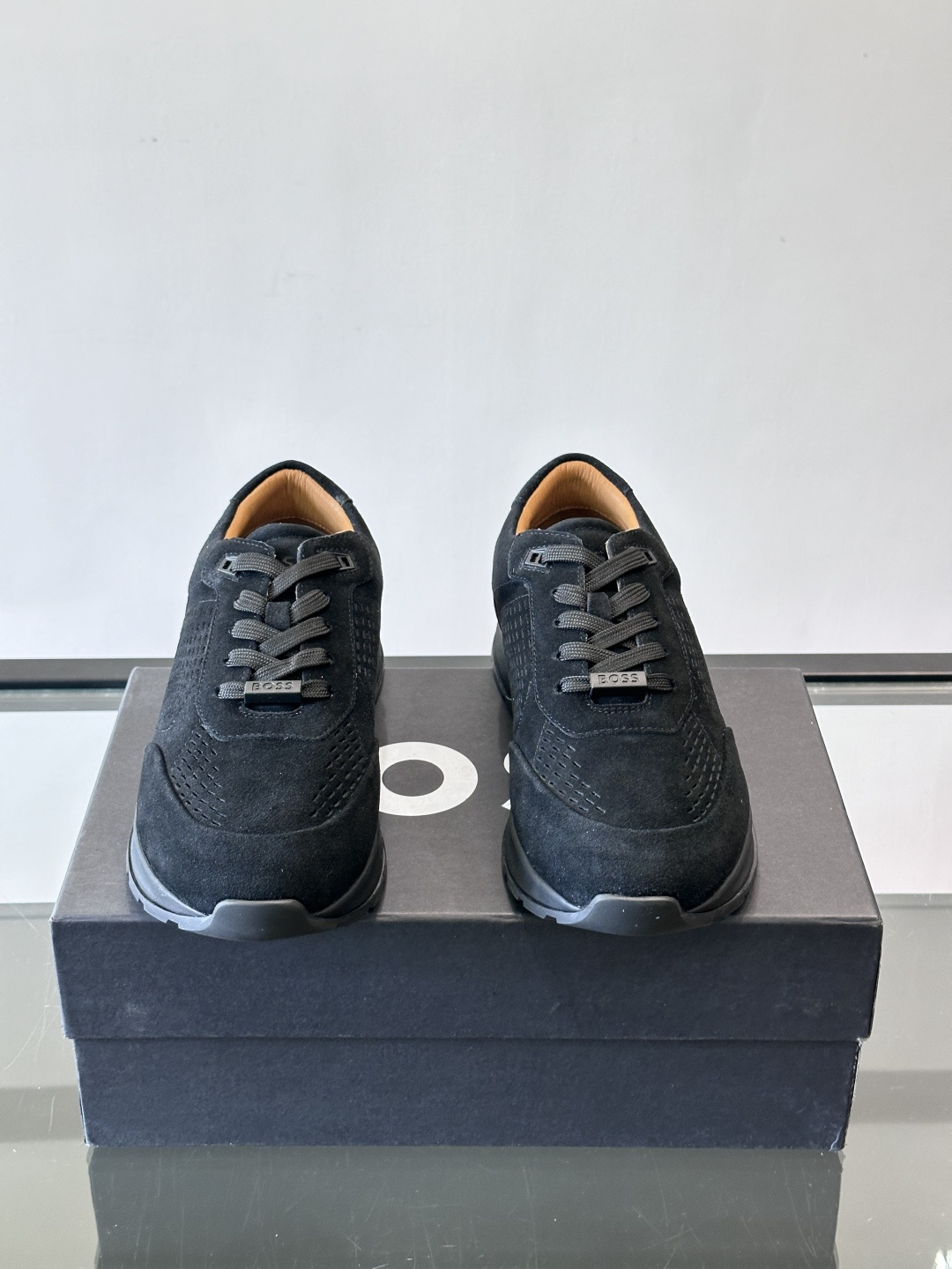 Boss这款绒面休闲鞋，采用优质绒面皮革，鞋面镂空设计，透气又有质感✨。橡胶鞋底，耐磨舒适，适合日常或商