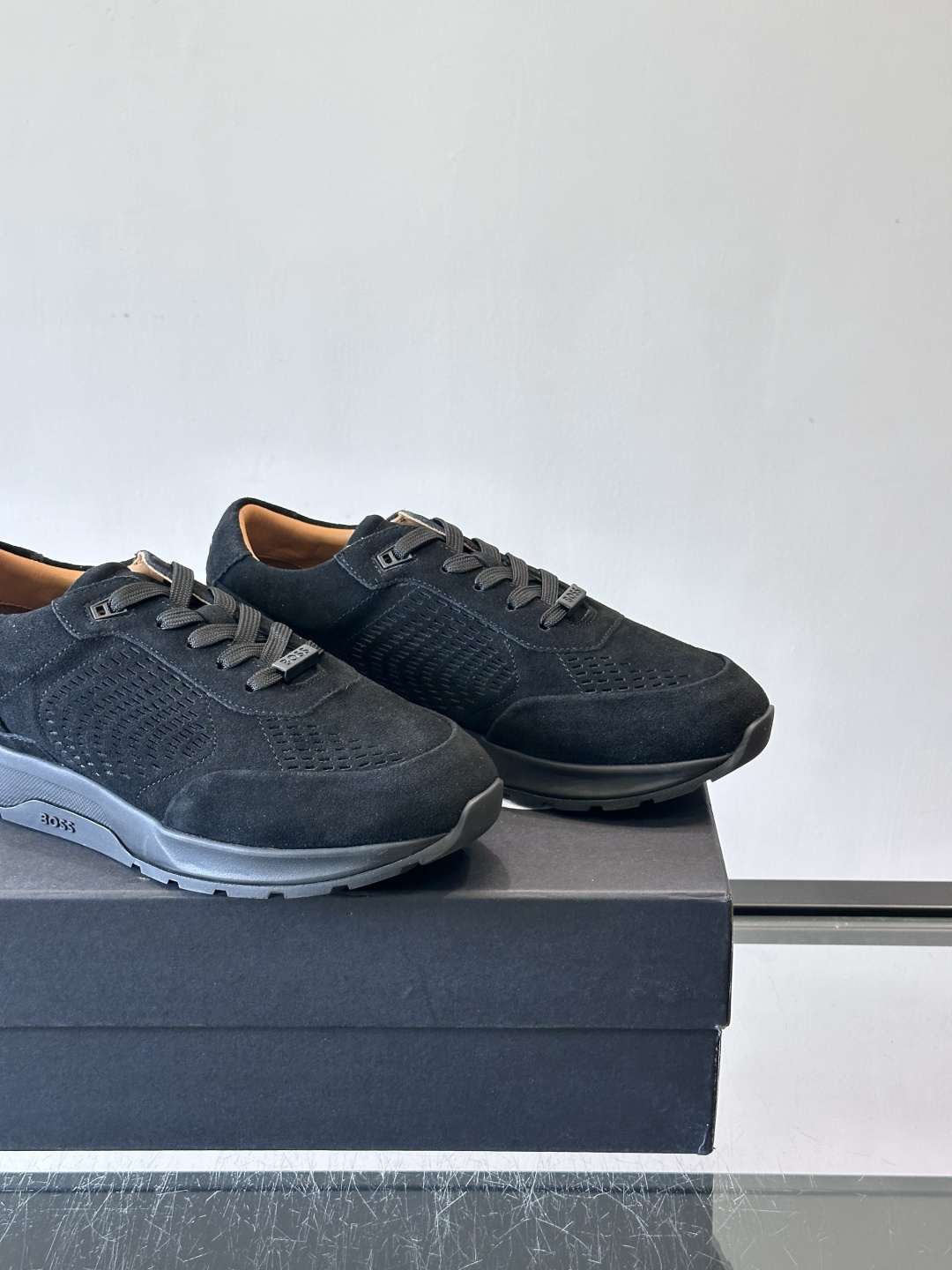 Boss这款绒面休闲鞋，采用优质绒面皮革，鞋面镂空设计，透气又有质感✨。橡胶鞋底，耐磨舒适，适合日常或商