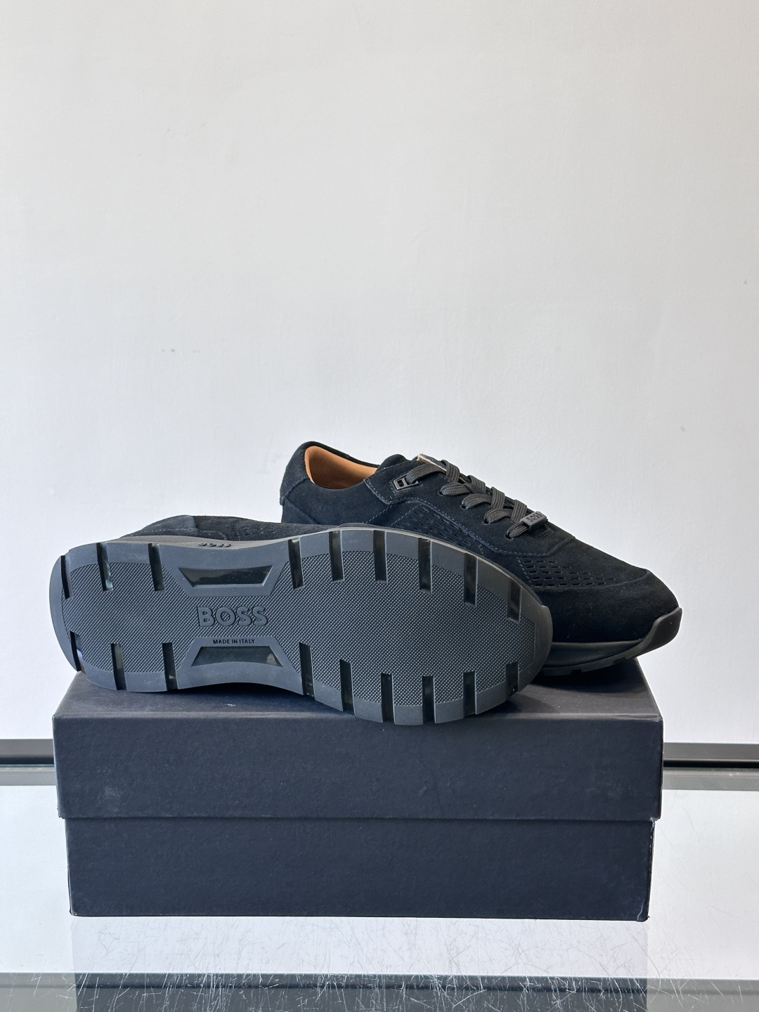 Boss这款绒面休闲鞋，采用优质绒面皮革，鞋面镂空设计，透气又有质感✨。橡胶鞋底，耐磨舒适，适合日常或商