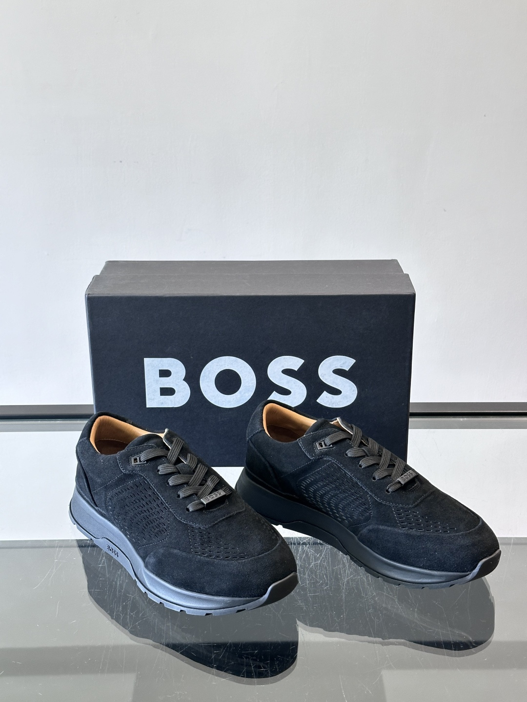 Boss这款绒面休闲鞋，采用优质绒面皮革，鞋面镂空设计，透气又有质感✨。橡胶鞋底，耐磨舒适，适合日常或商