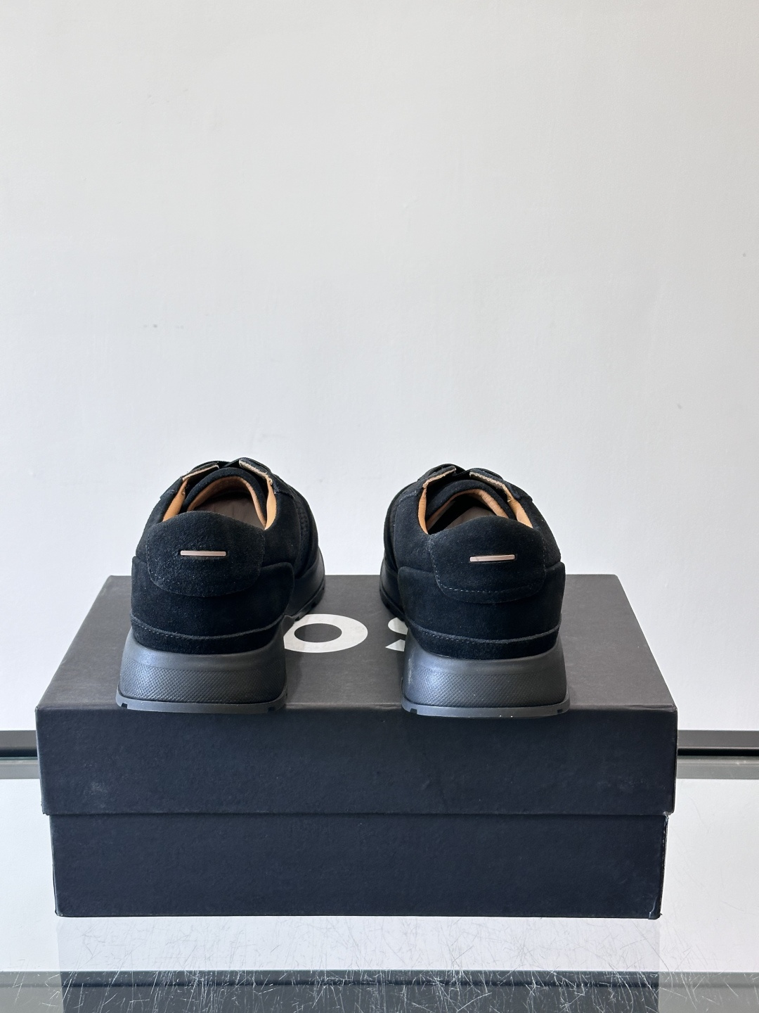 Boss这款绒面休闲鞋，采用优质绒面皮革，鞋面镂空设计，透气又有质感✨。橡胶鞋底，耐磨舒适，适合日常或商