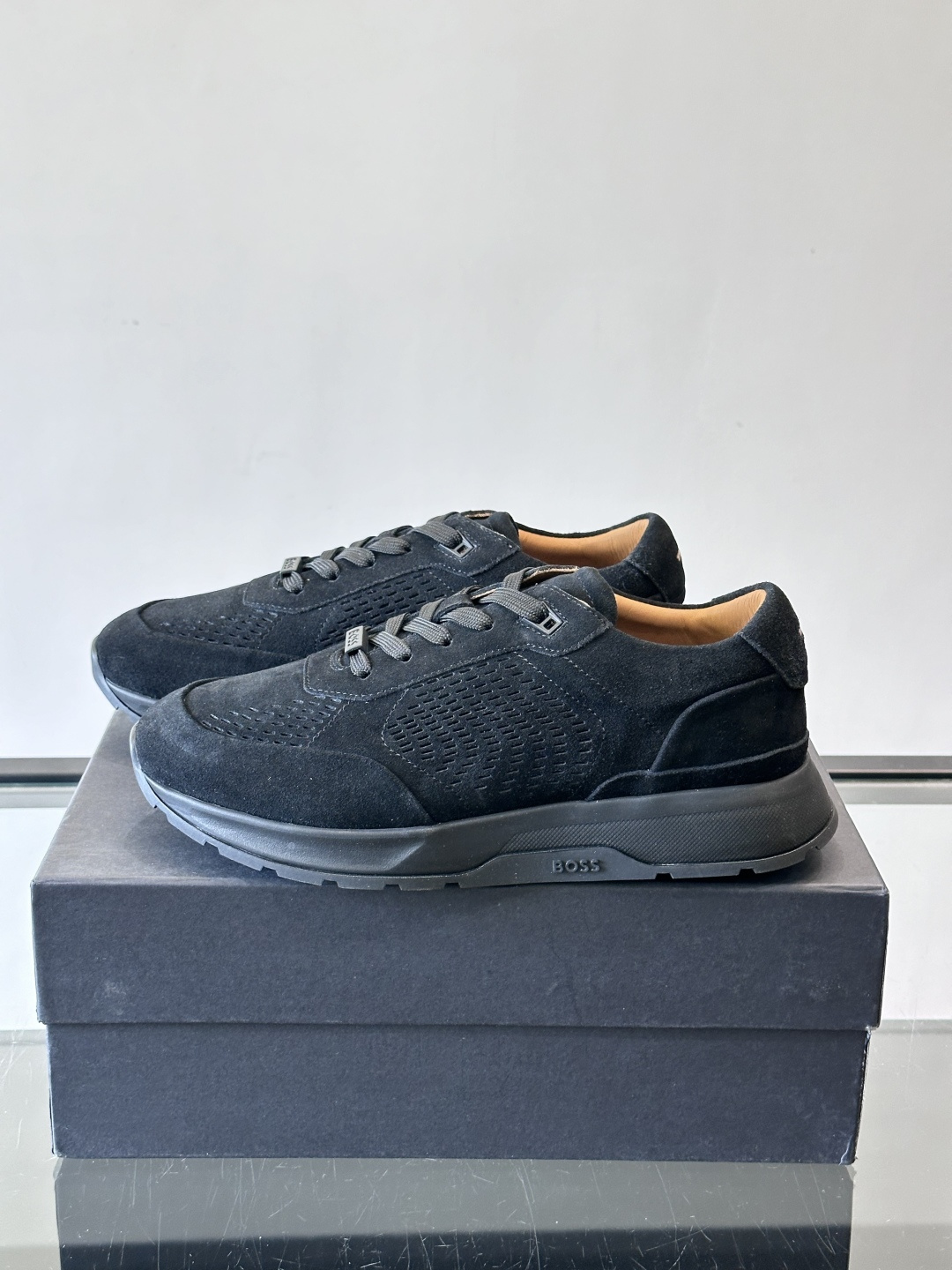 Boss这款绒面休闲鞋，采用优质绒面皮革，鞋面镂空设计，透气又有质感✨。橡胶鞋底，耐磨舒适，适合日常或商